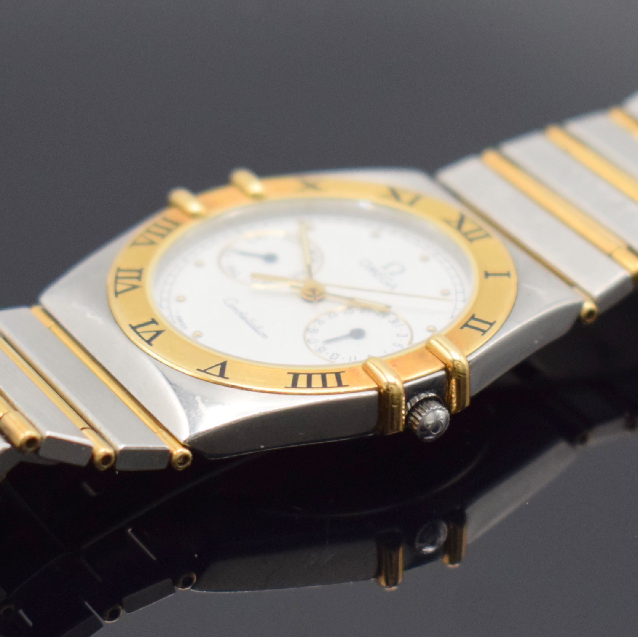 Detail c: OMEGA Constellation Herrenarmbanduhr in Stahl/Gold, Schweiz um 1995, quarz, orig. Gliederband m. Faltschl., Boden aufgedr., Goldlünette m. röm. ...