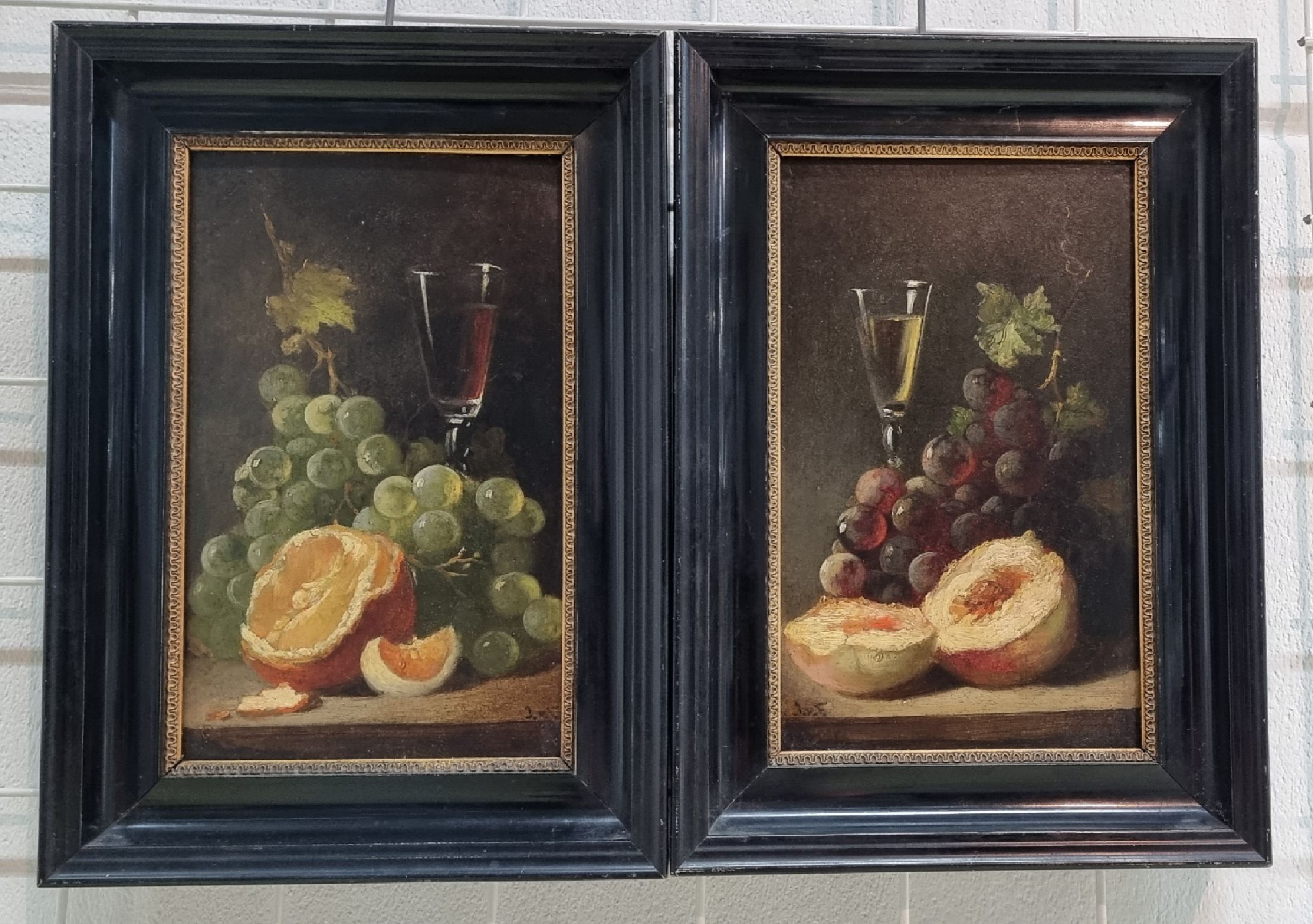 Detail a: Monogrammist J.v.S., wohl Flandern oder Niederlande, um 1910, 2 Pendants, Stillleben mit Weinglas, Trauben und Orange bzw. Pfirsich, Öl/Holz, beide ...