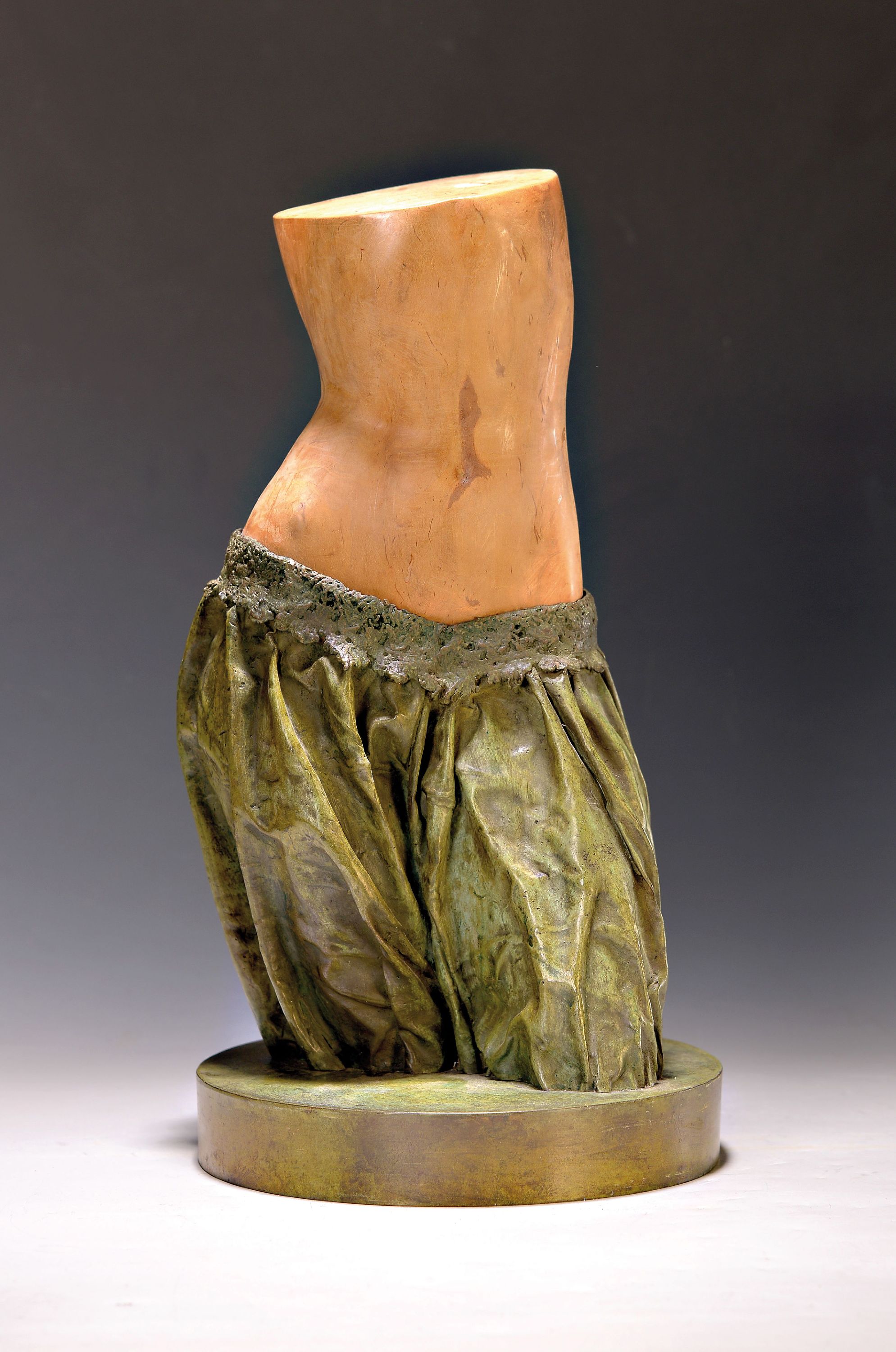 Detail k: Pentcho Dobrev, geb. 1960 Stara Sagora/Bulgarien, Studium der Bildhauerei ander Nationalen Kunstakademie Sofia, Skulptur, Torso-Fragment eines ...