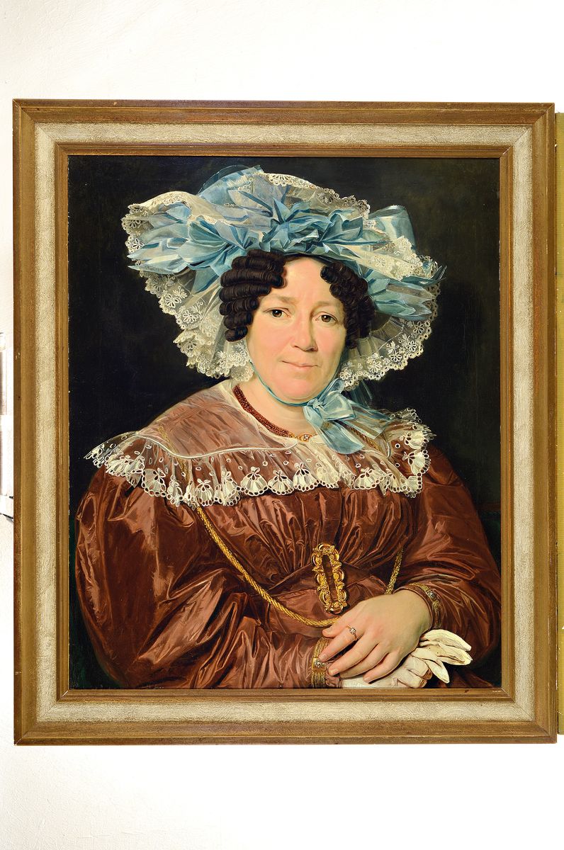 Detail k: Biedermeierkünstler um 1840, Porträt einer Dame mit Haube und braunem Taftkleid, feines Inkarnat, hohe Stofflichkeit, reich mit Goldschmuck ...
