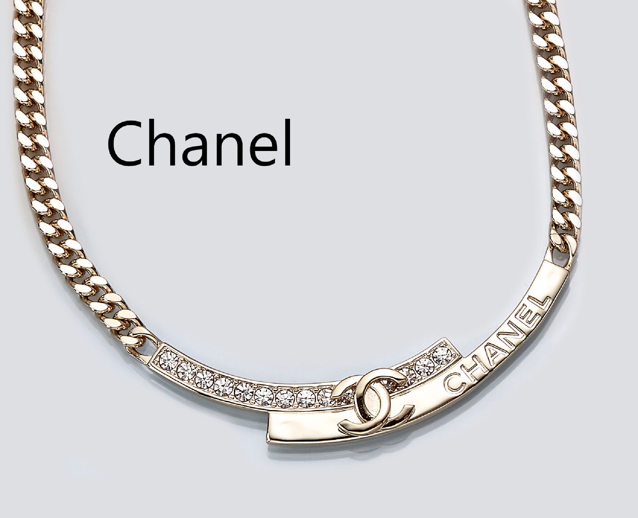 CHANEL Collier, Metall verg., Mittelteil mit Chanel-Logo und Straßsteinen, L. ca. 40 cm, sign., in orig. Karton