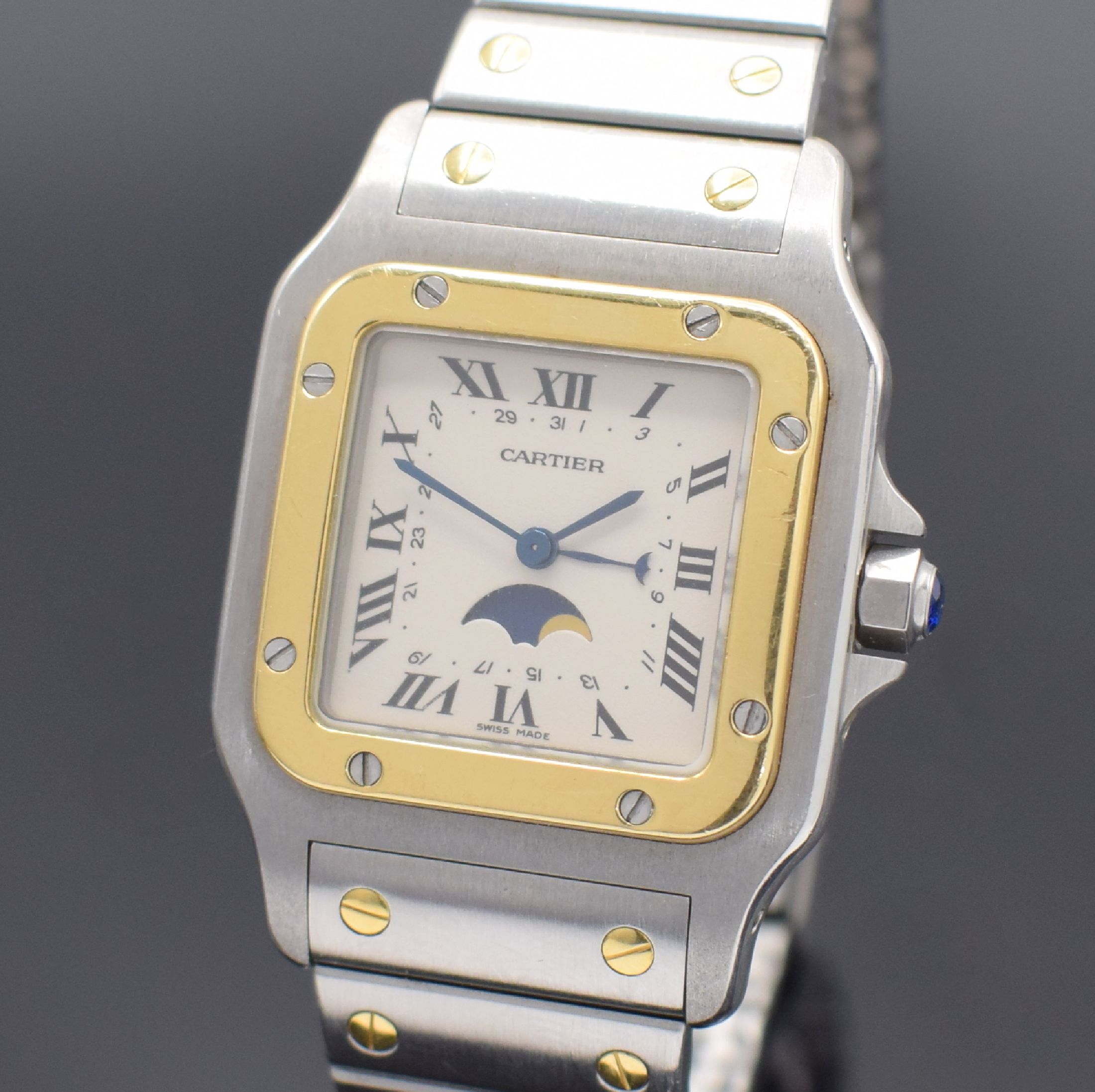 Detail a: CARTIER Santos Herrenarmbanduhr in Stahl/Gold mit Mondphase Referenz 119901, Schweiz um 1995, quarz, Boden 8-fach verschr., orig. Gliederband m. ...