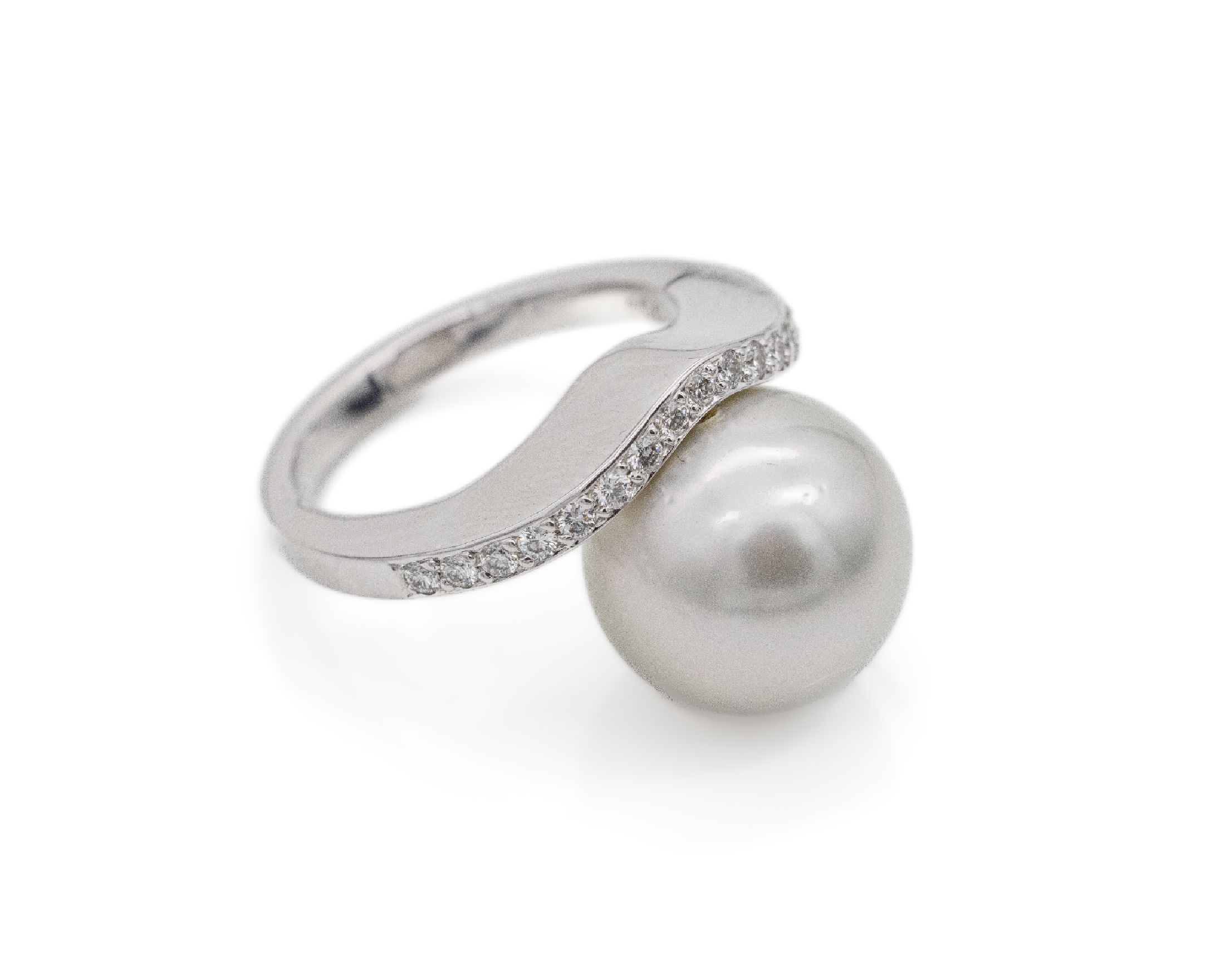 18 kt Gold Brillant-Ring mit Tahitizuchtperle, WG 750/000, silbergraue Tahitizuchtperle D. ca. 13.7 mm, 17 Brillanten zus. ca. 0.30 ct, ca. 10.1 g, ...