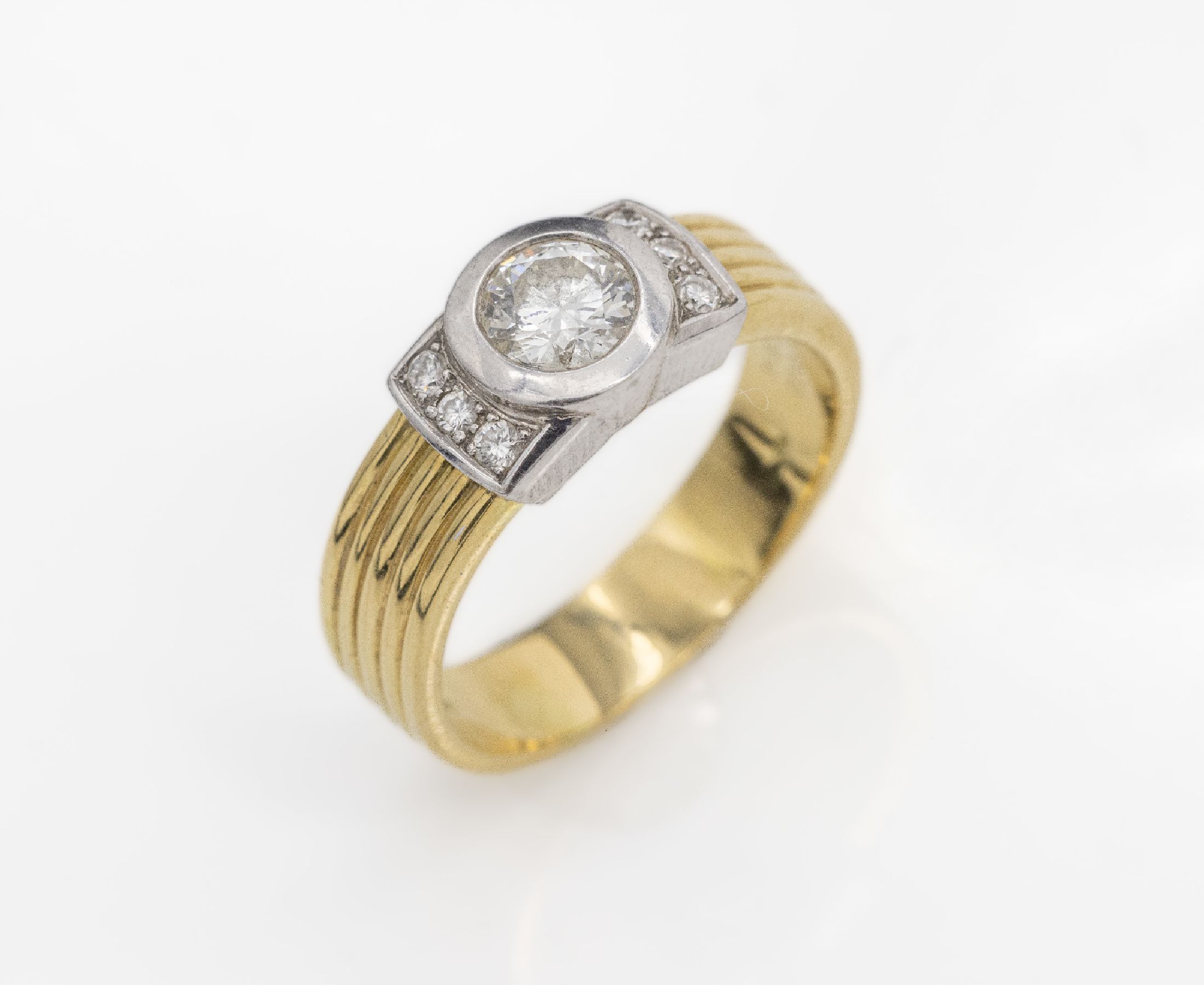 18 kt Gold Brillant-Ring, GG/WG 750/000, 1 Brillant ca. 0.83 ct l. get. Weiß/si, 6 Brillanten zus. ca. 0.18 ct (grav.) l.get. Weiß/si, ca. 13.3 g, ...