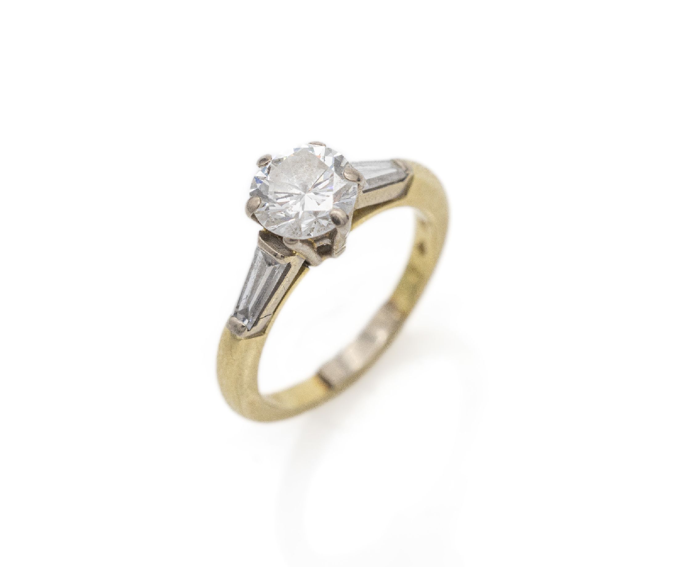 18 kt Gold Diamant-Ring, GG/WG 750/000 gepr., 1 Brillant ca. 1.60 ct Weiß/si, 2 Diamant-Trapeze zus. ca. 0.50 ct Weiß/si, ca. 5.2 g, RW 53