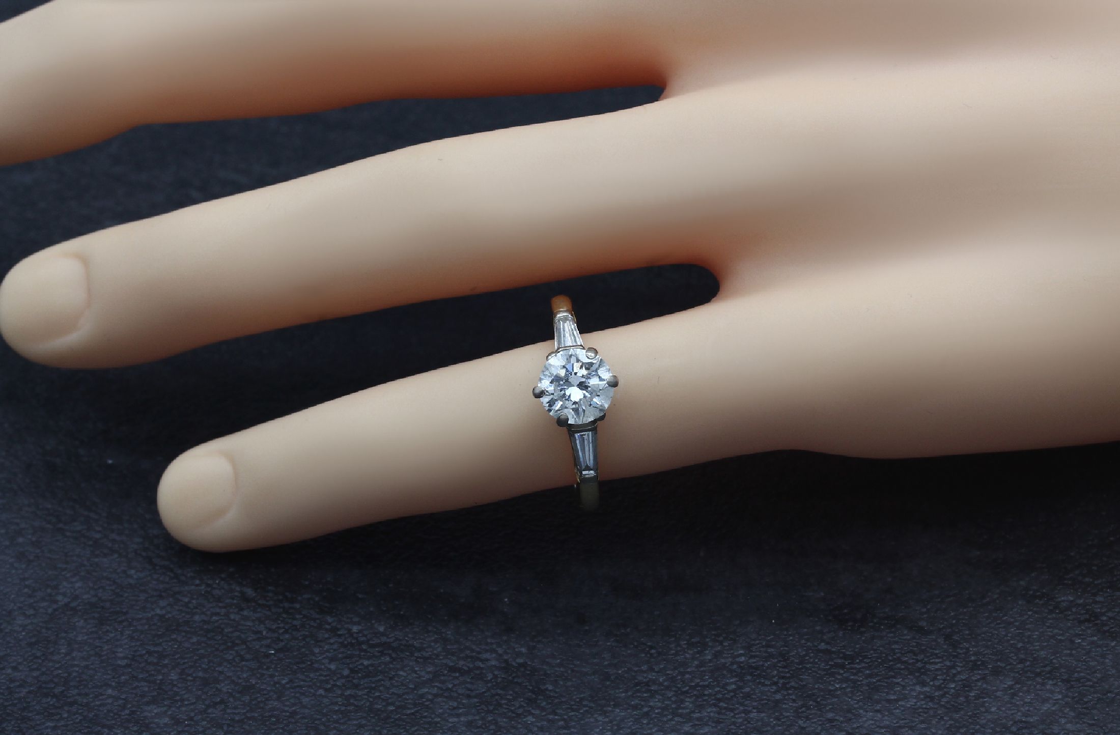 Detail a: 18 kt Gold Diamant-Ring, GG/WG 750/000 gepr., 1 Brillant ca. 1.60 ct Weiß/si, 2 Diamant-Trapeze zus. ca. 0.50 ct Weiß/si, ca. 5.2 g, RW 53