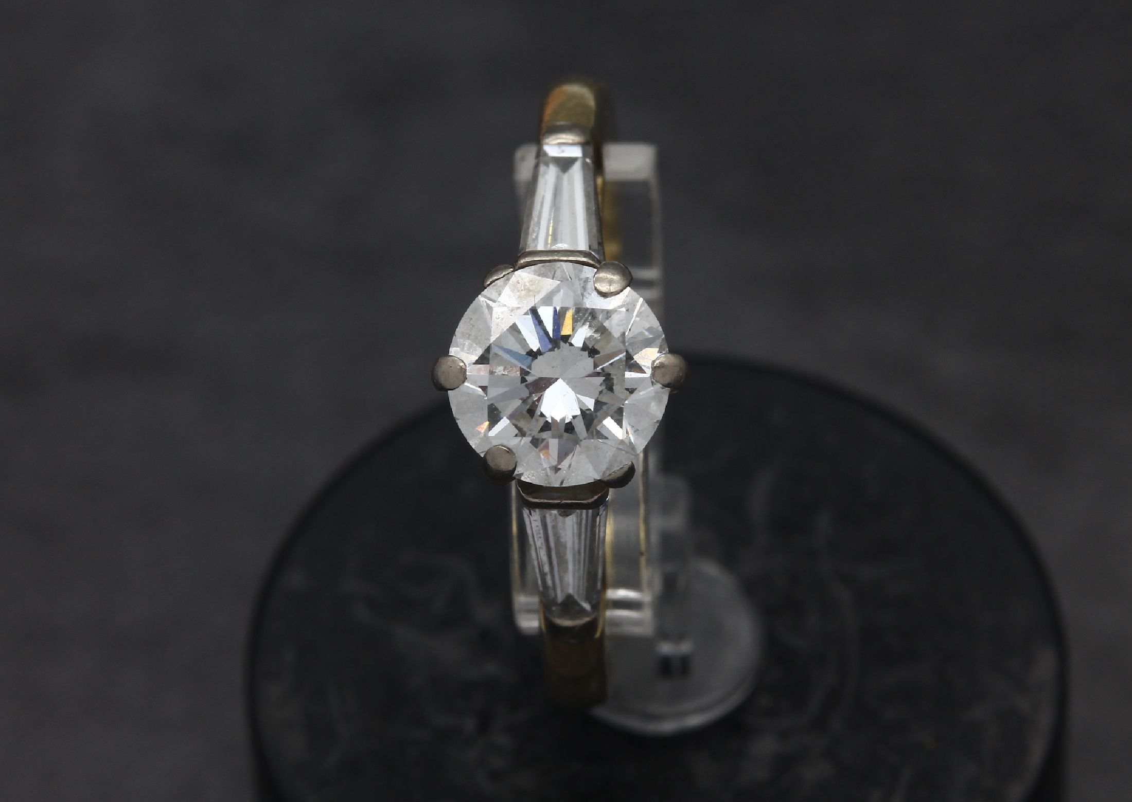 Detail b: 18 kt Gold Diamant-Ring, GG/WG 750/000 gepr., 1 Brillant ca. 1.60 ct Weiß/si, 2 Diamant-Trapeze zus. ca. 0.50 ct Weiß/si, ca. 5.2 g, RW 53