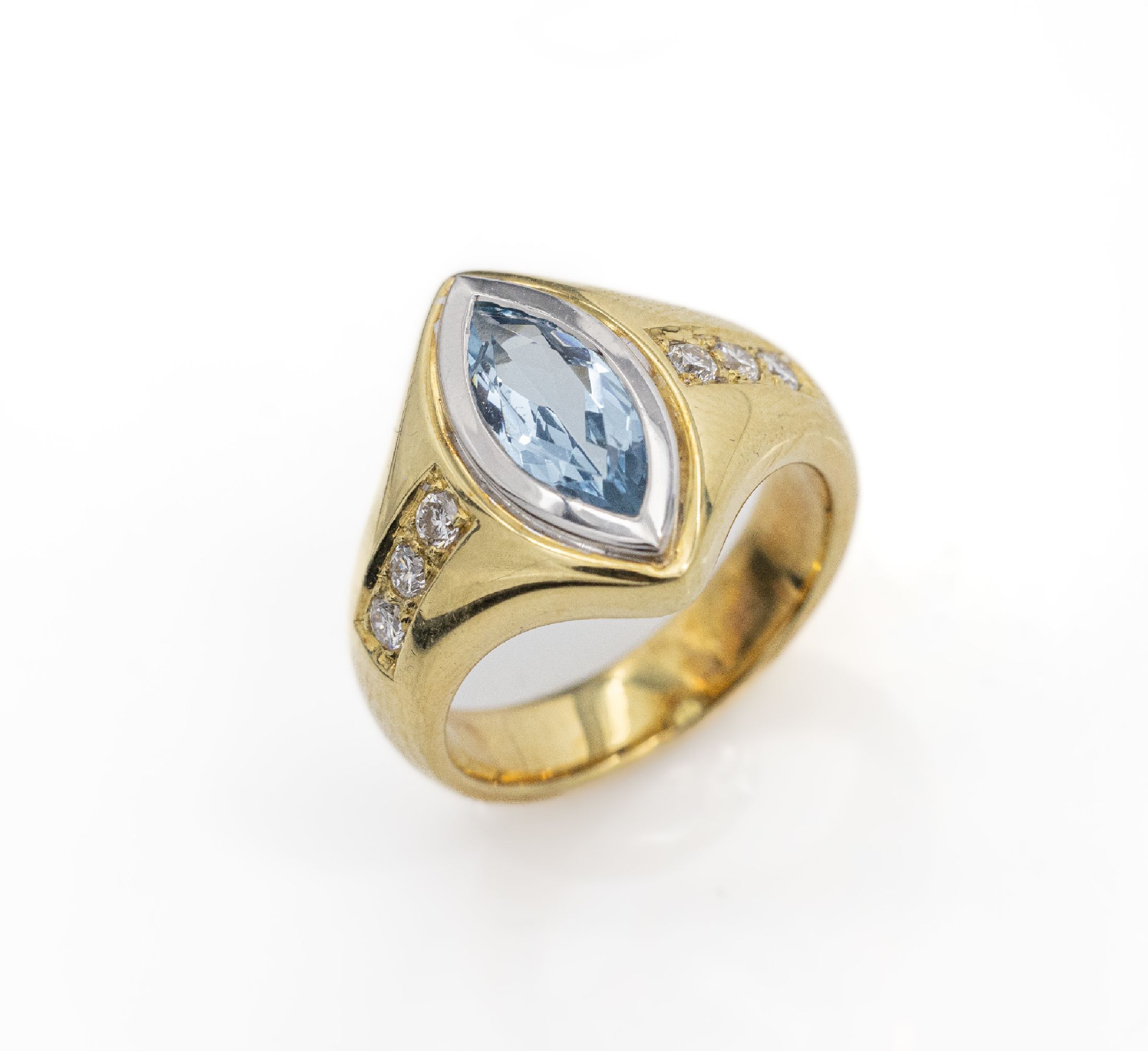 14 kt Gold Aquamarin-Brillant-Ring, GG/WG 585/000, Aquamarin-Navette ca. 2.60 ct, 6 Brillanten zus. ca. 0.30 ct feines Weiß/vs, ca. 13.2 g, RW 55