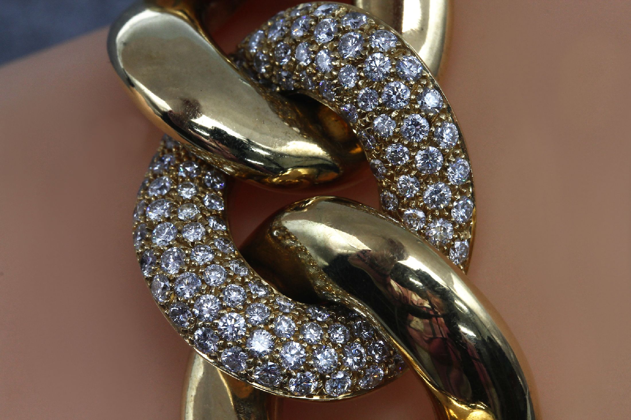Detail a: 18 kt Gold Brillant-Gliederarmband, GG 750/000, 1 Glied Schauseite mit Brillanten zus. ca. 2.60 ct feines Weiß/vs-si,halbmassive Verarbeitung, ca. ...