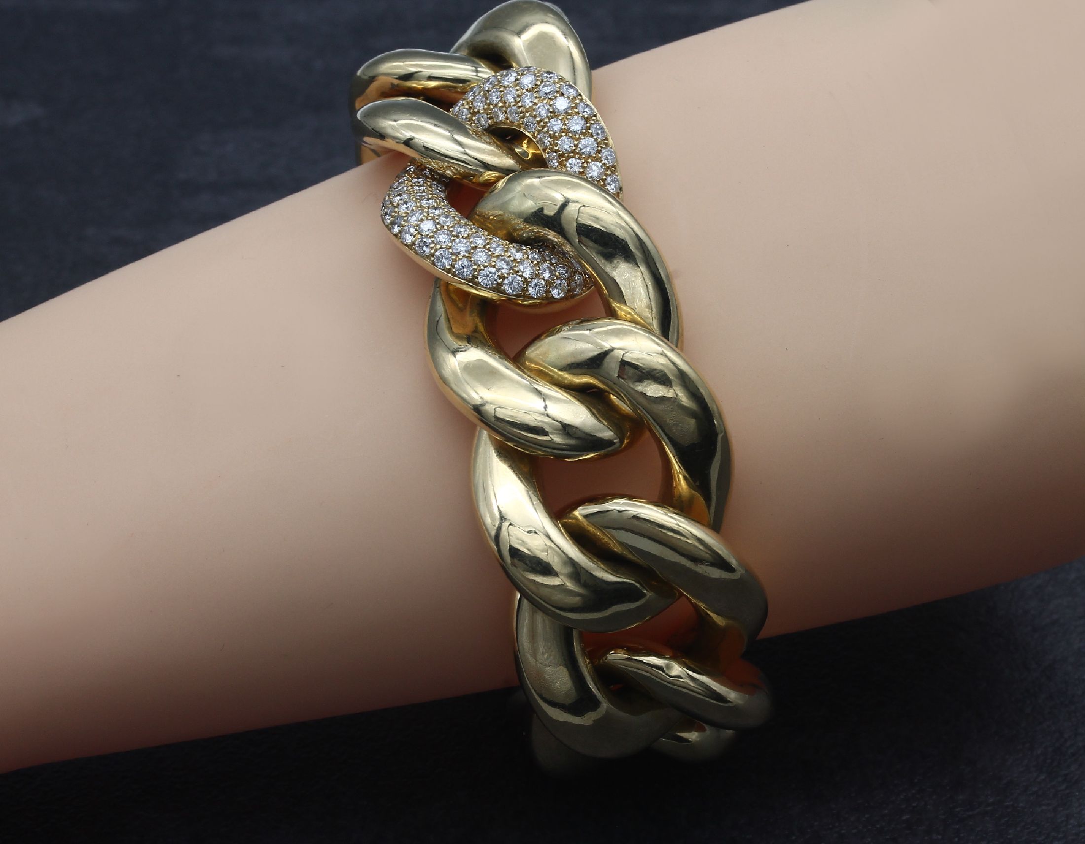 Detail b: 18 kt Gold Brillant-Gliederarmband, GG 750/000, 1 Glied Schauseite mit Brillanten zus. ca. 2.60 ct feines Weiß/vs-si,halbmassive Verarbeitung, ca. ...