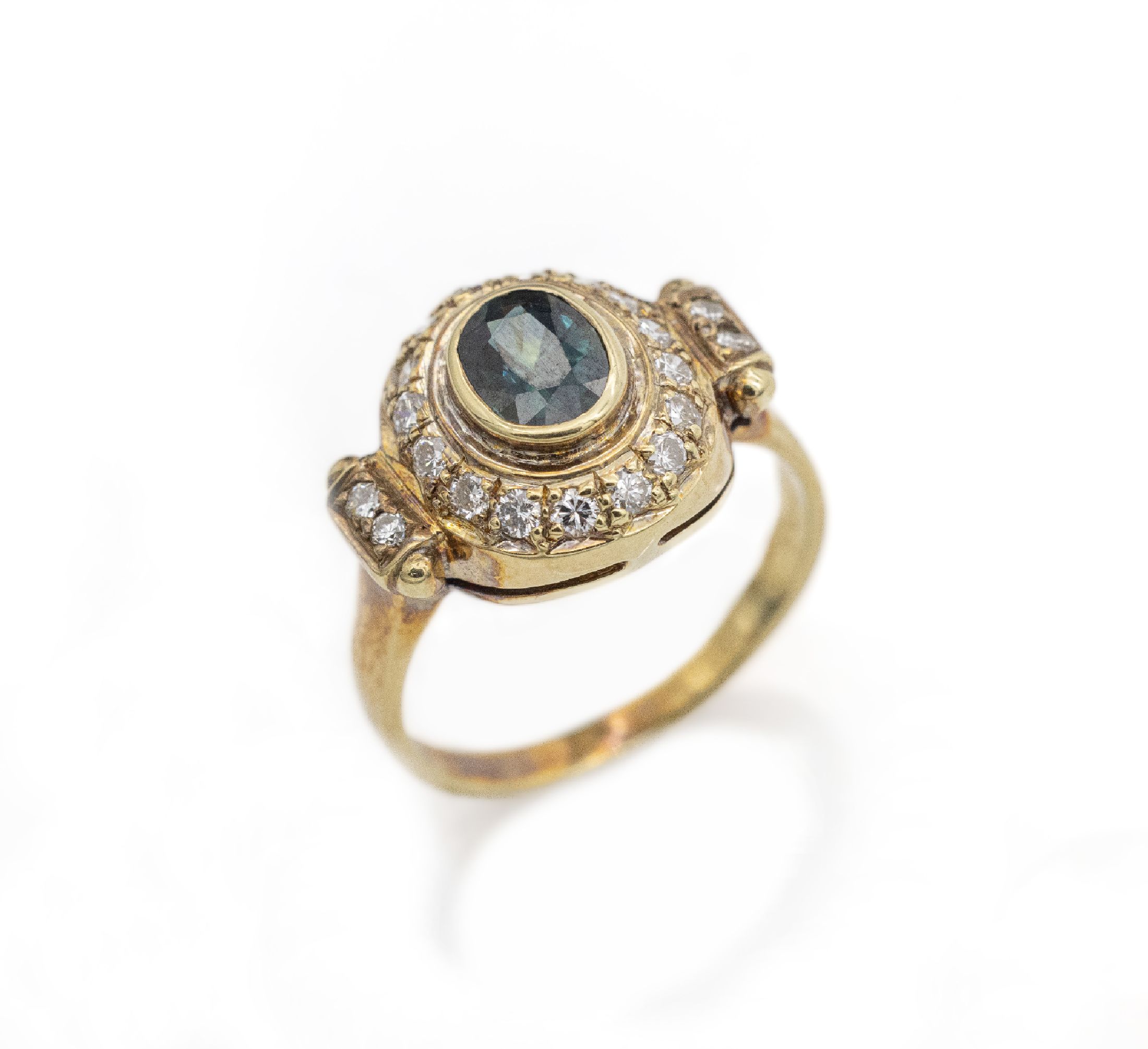 14 kt Gold Saphir-Brillant-Ring, GG 585/000, ovalfacett. Saphir ca. 1.0 ct, Brillanten zus. ca. 0.40 ct feines Weiß- Weiß/si, ca. 4.3 g, RW 52