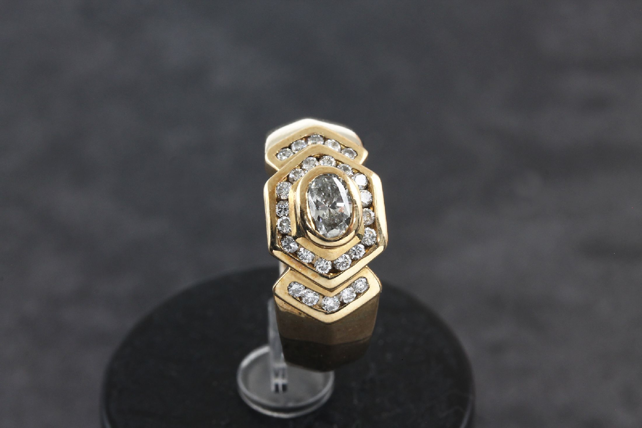 Detail a: 14 kt Gold Diamant-Ring, GG 585/000, ovaler Diamant ca. 0.20 ct Weiß/si, 26 Brillanten zus. ca. 0.26 ct feines Weiß/vs,ca. 6.2 g, RW 53