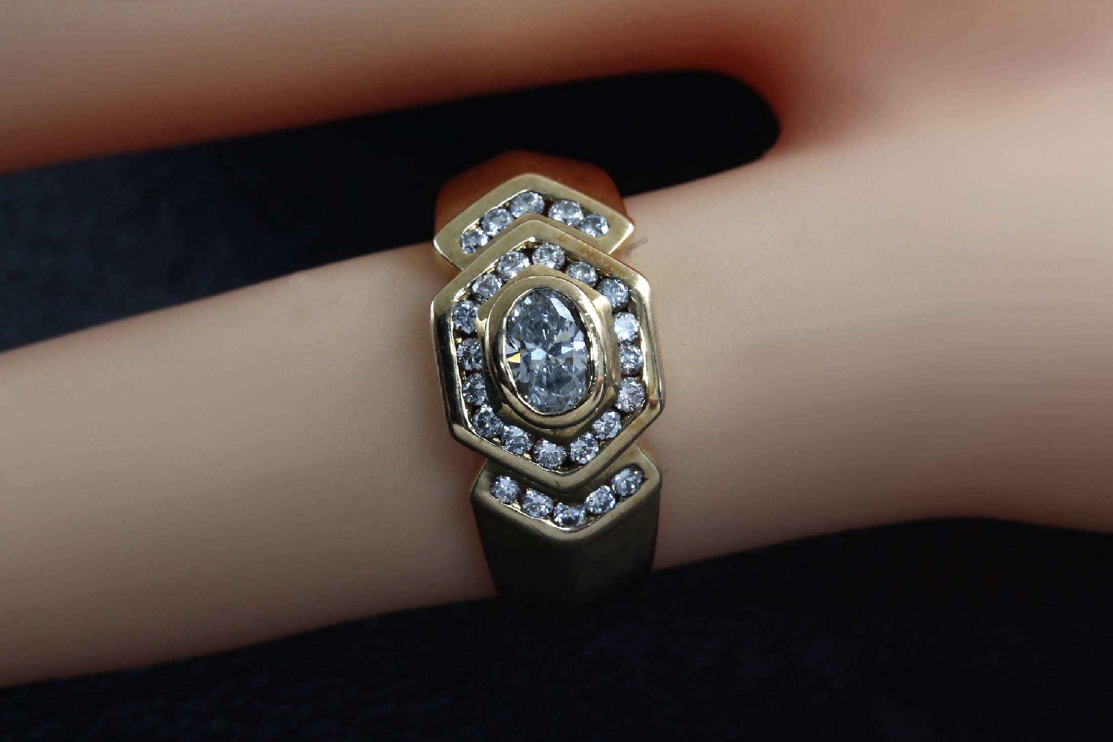 Detail b: 14 kt Gold Diamant-Ring, GG 585/000, ovaler Diamant ca. 0.20 ct Weiß/si, 26 Brillanten zus. ca. 0.26 ct feines Weiß/vs,ca. 6.2 g, RW 53