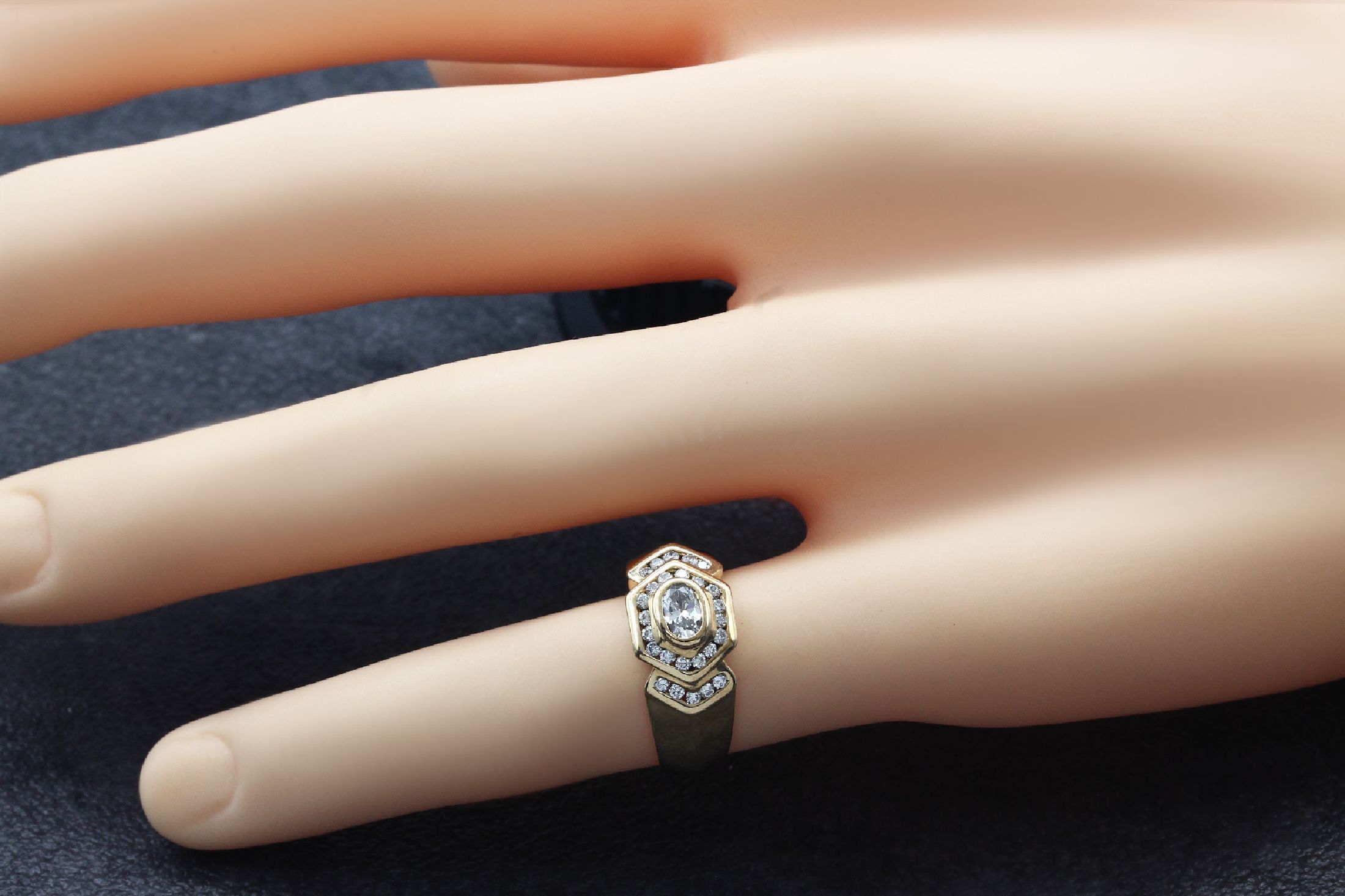 Detail c: 14 kt Gold Diamant-Ring, GG 585/000, ovaler Diamant ca. 0.20 ct Weiß/si, 26 Brillanten zus. ca. 0.26 ct feines Weiß/vs,ca. 6.2 g, RW 53