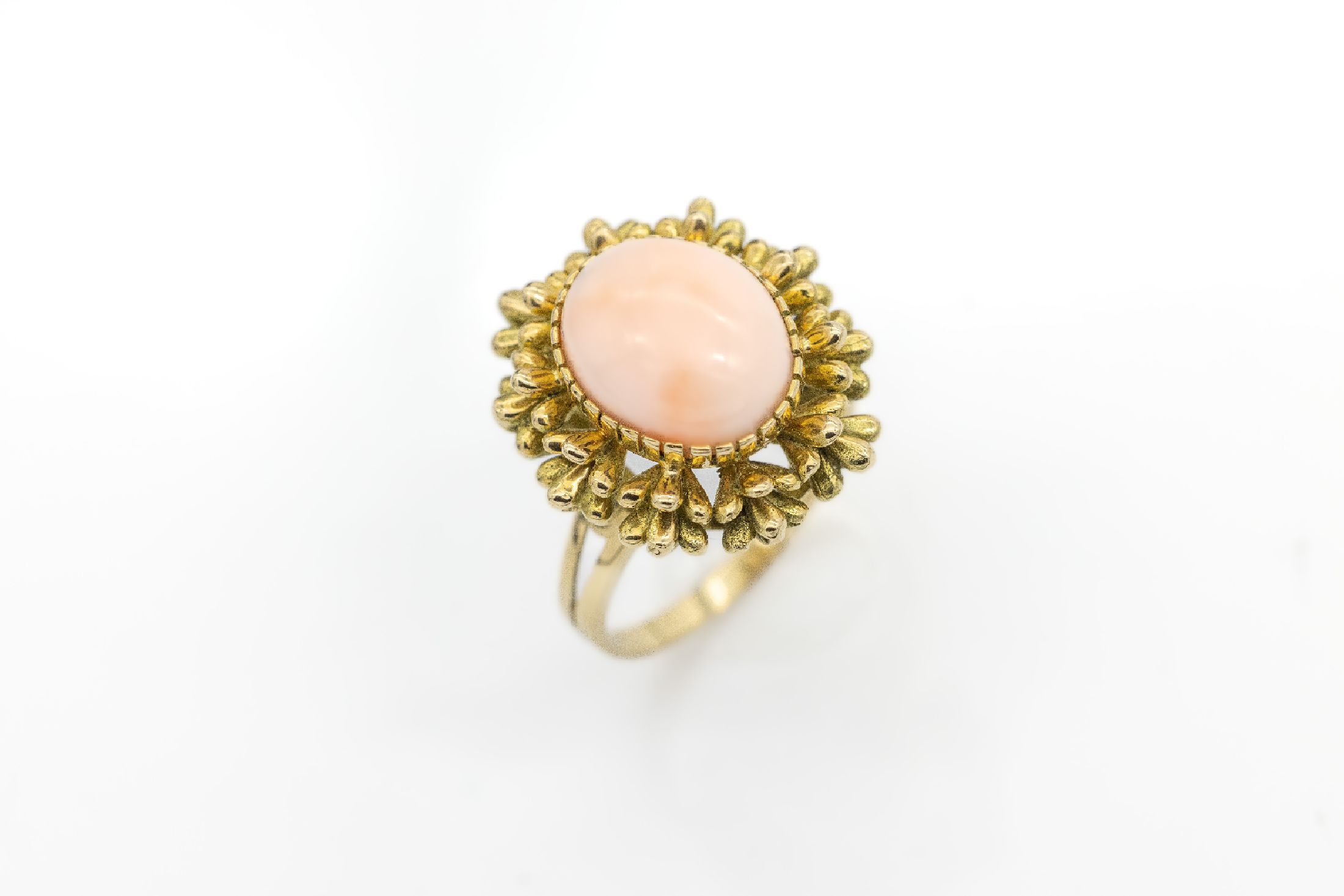 18 kt Gold Koralle-Ring, GG 750/000 gepr., ovaler Engelshautkorallencabochon ca. 4.0 ct, ca. 7.2 g, RW 56, Versand nur innerhalb der EU