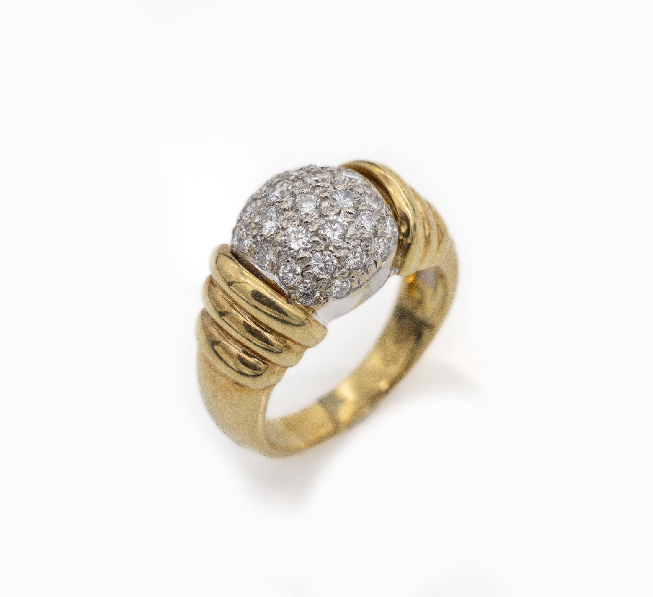 18 kt Gold Brillant-Ring, GG/WG 750/000, Brillanten zus. ca. 0.61 ct feines Weiß/vs, ca. 9.2 g, RW 50