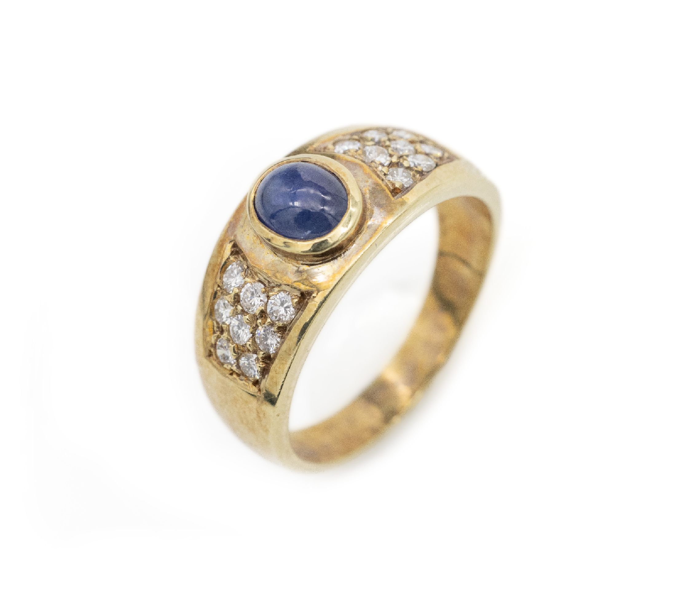 14 kt Gold Saphir-Brillant-Ring, GG 585/000, ovaler Saphircabochon ca. 1.15 ct, 16 Brillanten zus. ca. 0.30 ct feines Weiß -Weiß/si, ca. 5.3 g, RW ...