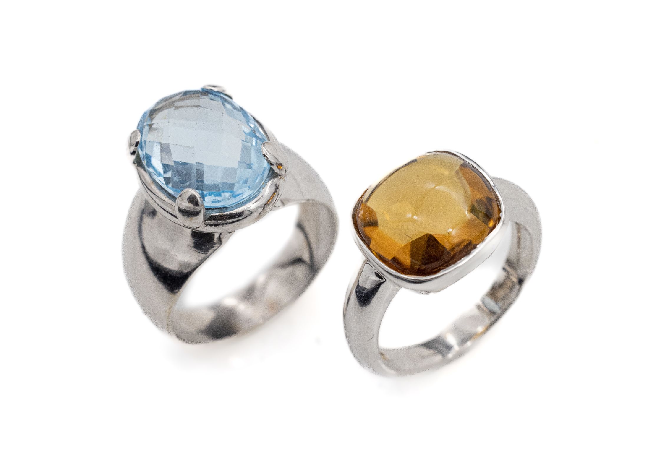 Konvolut 2 Gold Farbstein-Ringe, WG 750/000und 750/000, 1 x Blautopas im Chessboard Cut (beh.) ca. 5.0 ct, 1 x Citrin-Cabochon ca. 4.0ct, total ca. ...