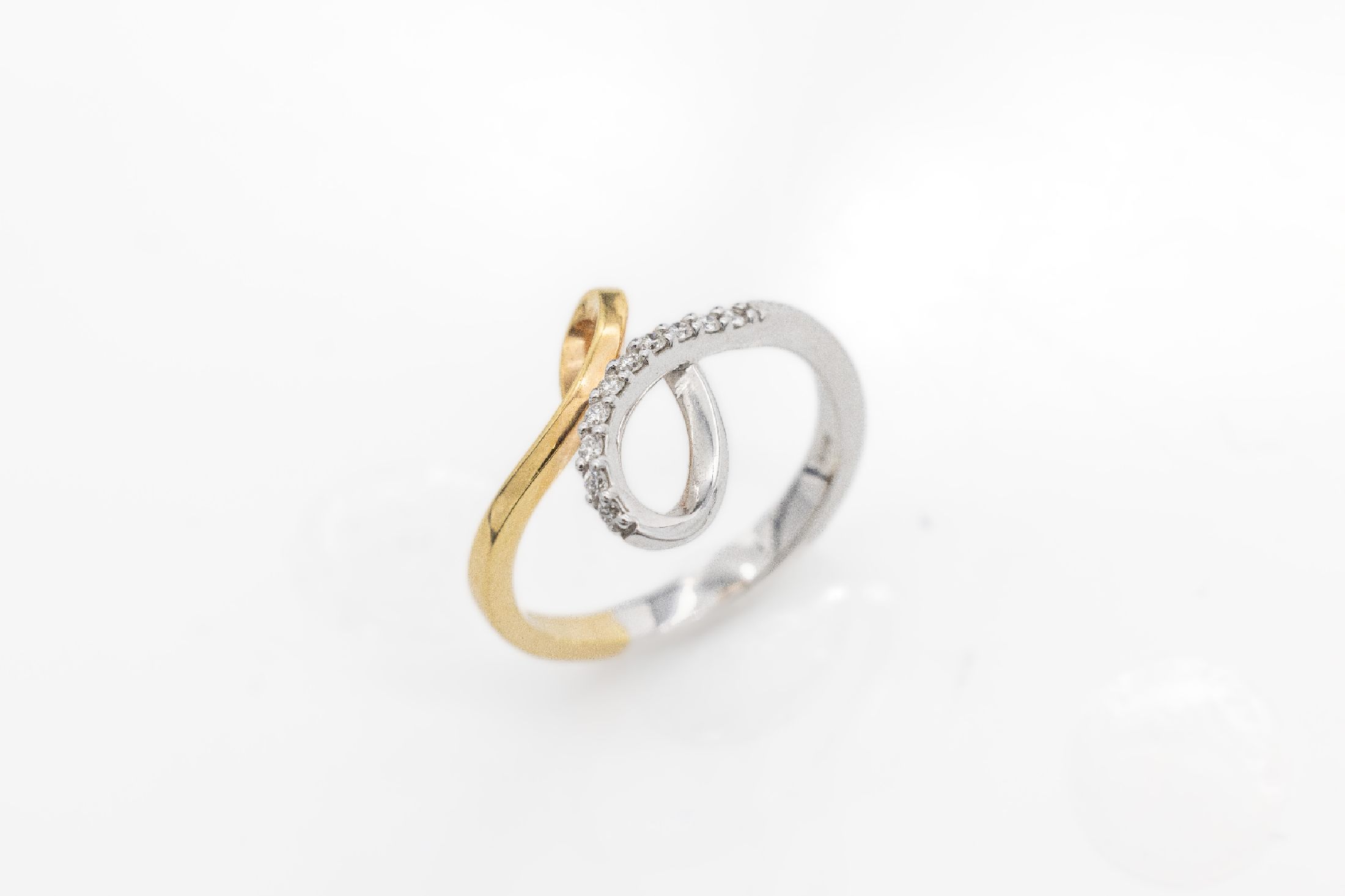 14 kt Gold Brillant-Ring, GG/WG 585/000, 10 Brillanten zus. ca. 0.10 ct Weiß/si, ca. 2.8 g, RW 54