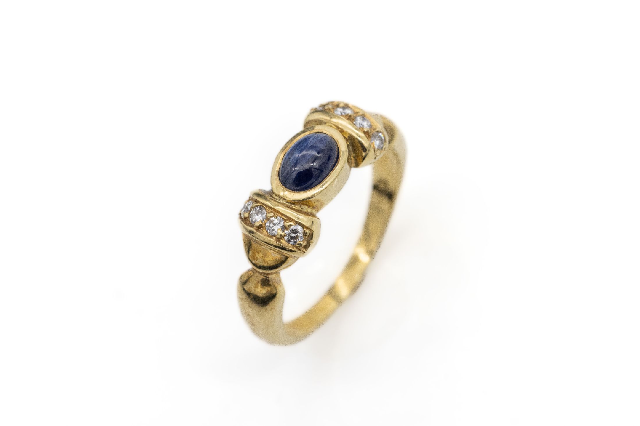 18 kt Gold Saphir-Brillant-Ring, GG 750/000, Saphir-Cabochon ca. 0.70 ct, 8 Brillanten zus. ca. 0.13 ct Weiß/si, ca. 5.5 g, RW 55