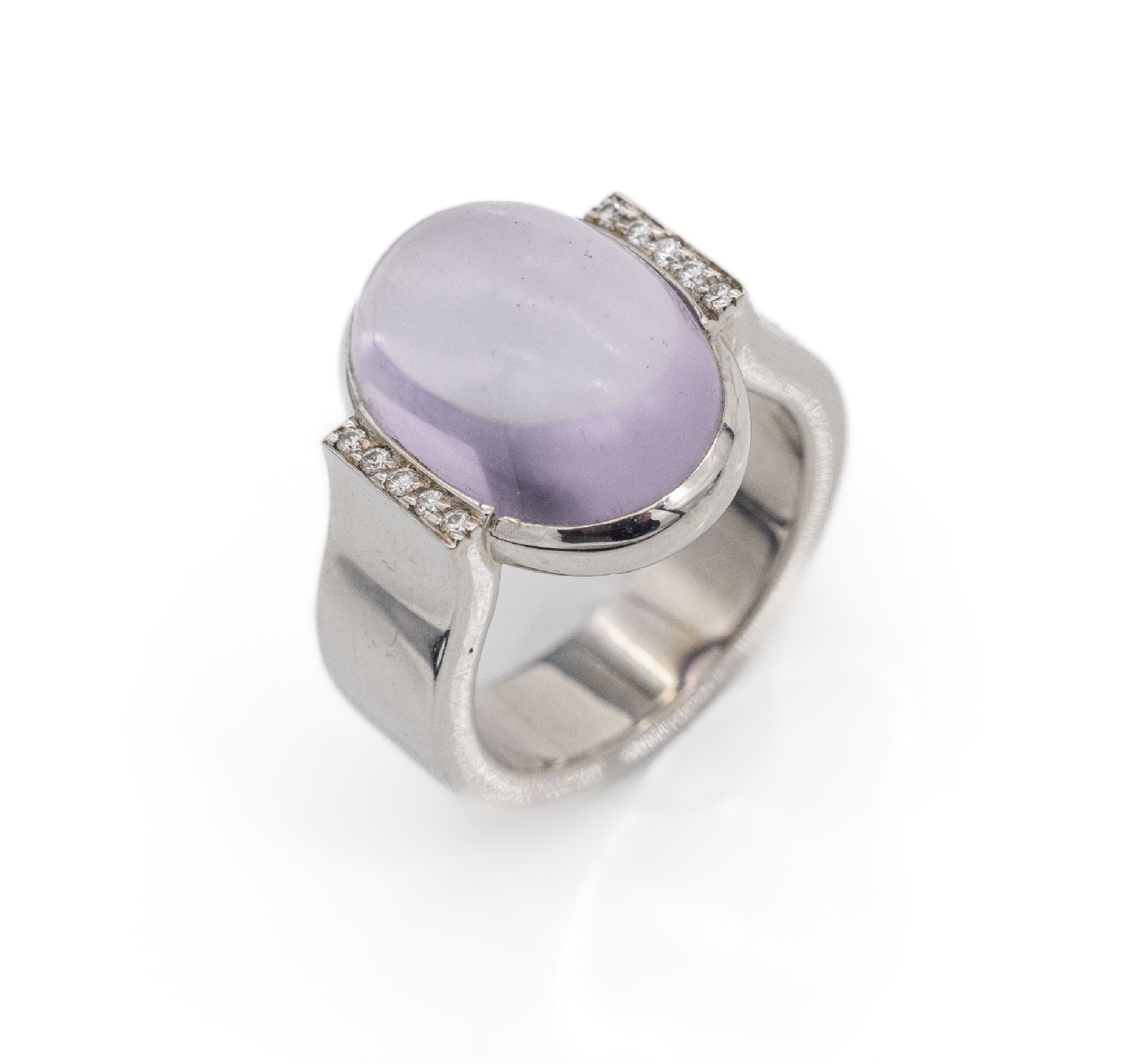 14 kt Gold Amethyst-Brillant-Ring, WG 585/000, heller ovaler Amethyst-Cabochon ca. 12.0 ct, 10 Brillanten zus. ca. 0.08 ct Weiß/si, ca. 13.0 g, RW ...