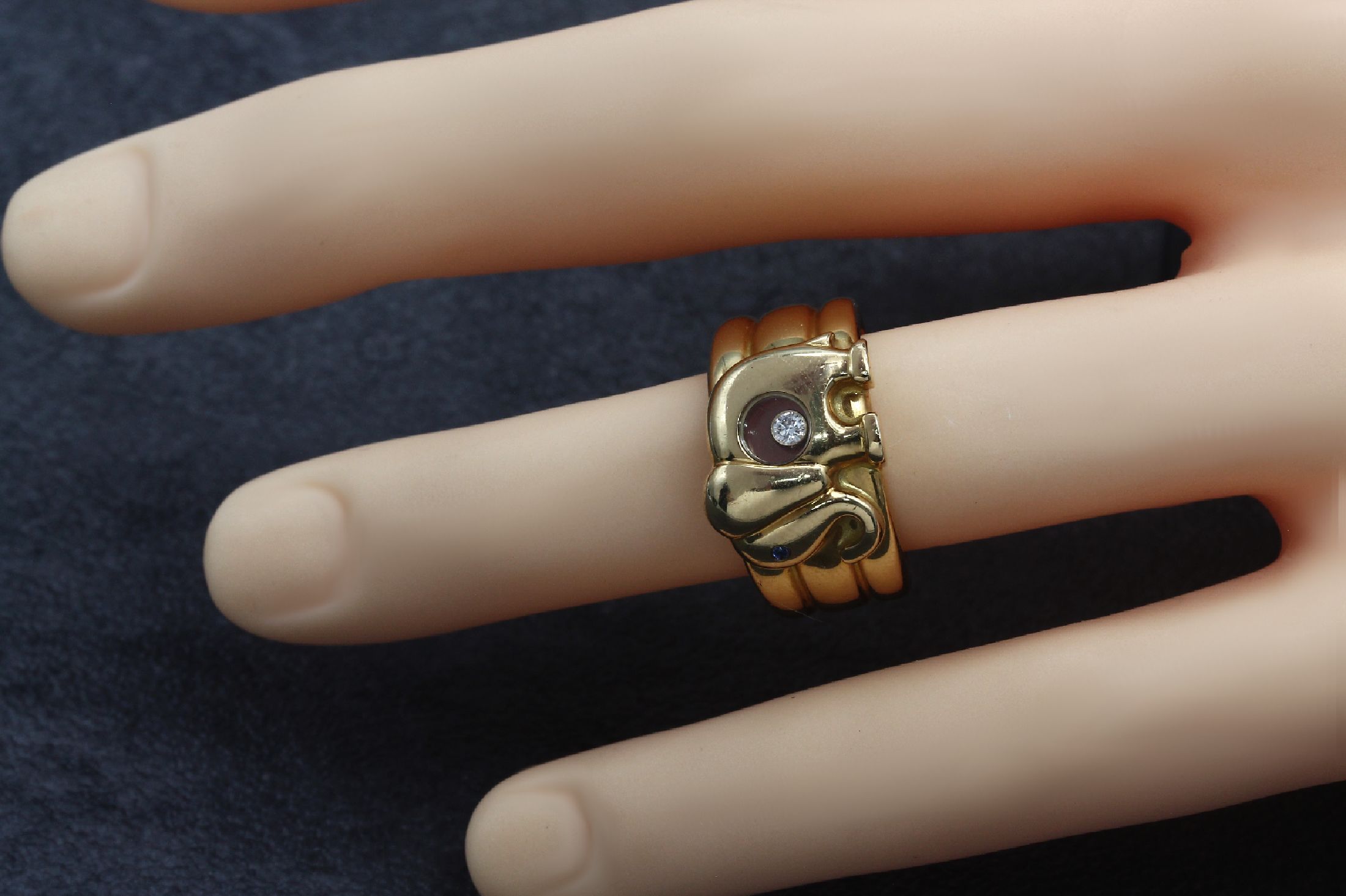 Detail b: 18 kt Gold CHOPARD Ring "Elefant", GG 750/000, Serie Happy Diamond, rundfacett. Saphir als Auge ca. 0.01 ct, 1 Brillant bewegl. unter Glas ...
