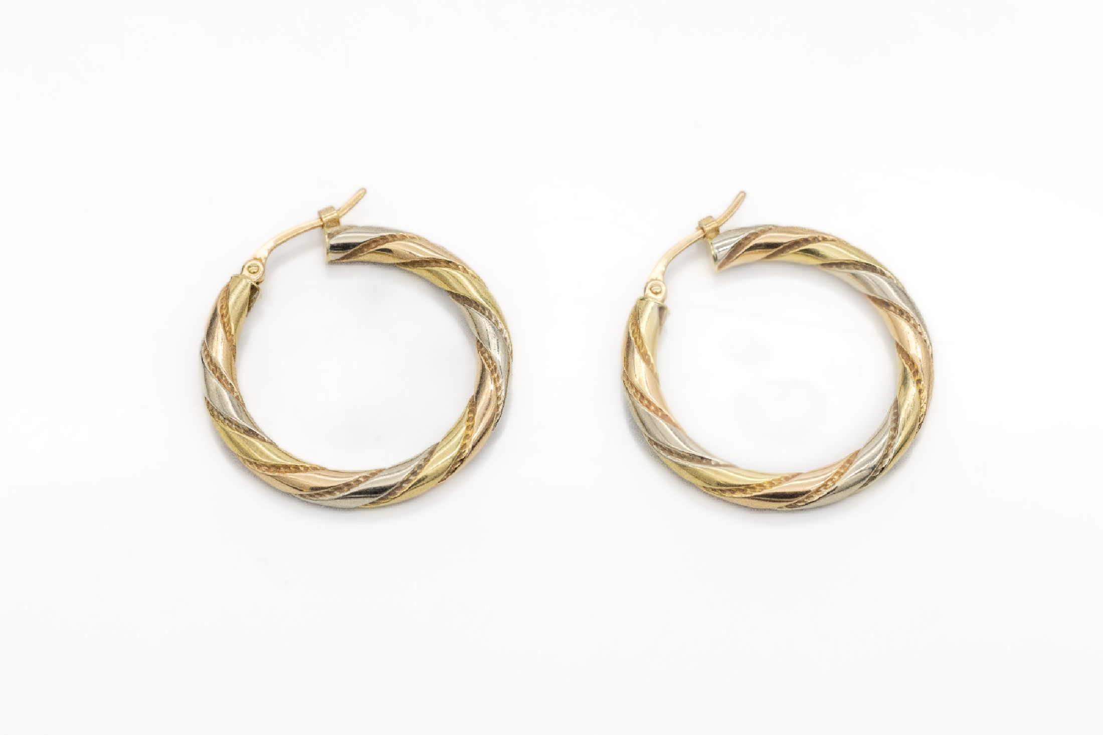 Paar 18 kt Gold Ohrcreolen, GG/WG/RG 750/000, z.T. strukturiert, D. ca. 2 cm, ca. 2.4 g