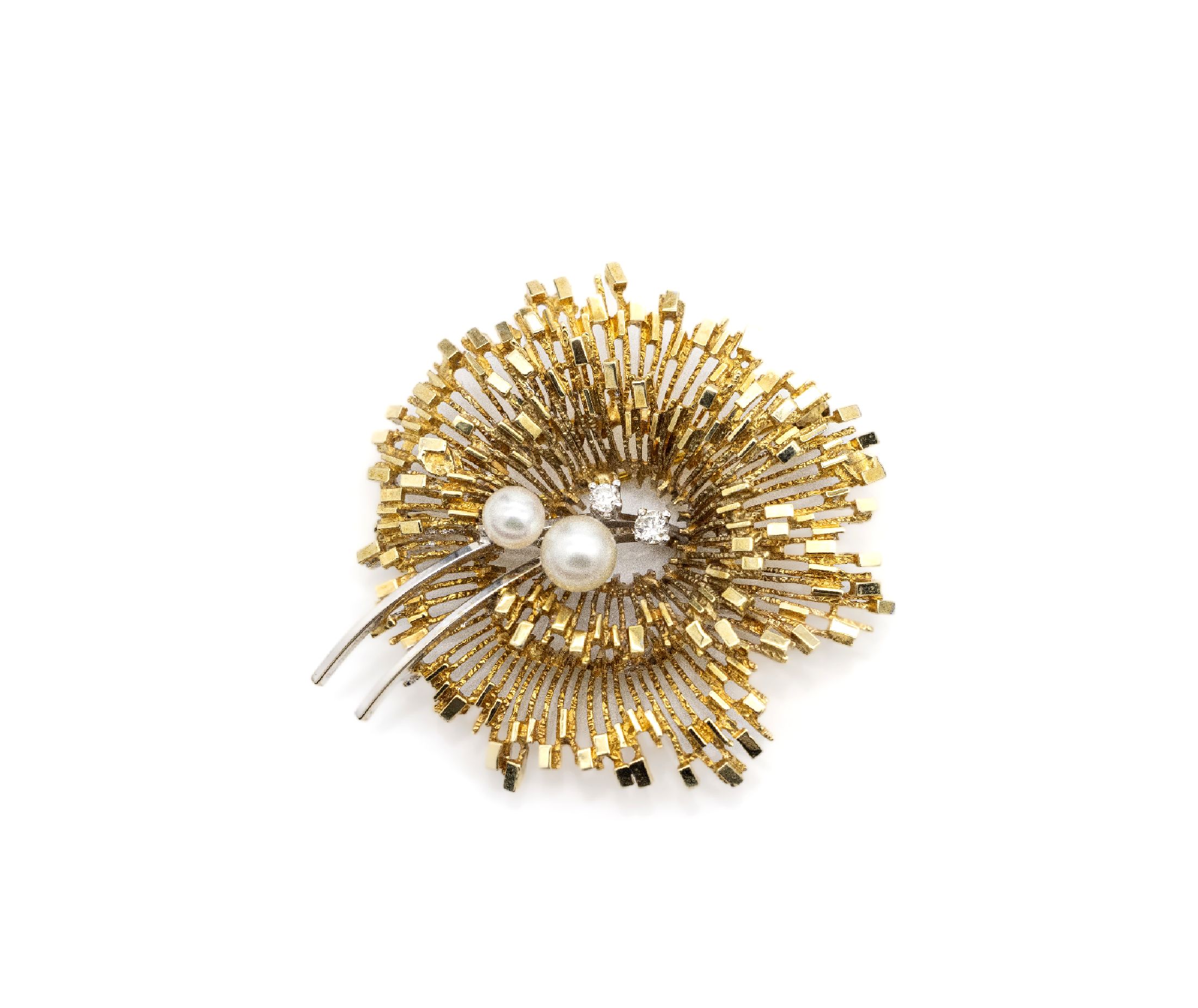 14 kt Gold Zuchtperl-Brillant-Brosche, 1950/60er Jahre, GG/WG 585/000, abstrakte Gestaltung mit kl. pol. Flächen, mittig 2 Brillanten zus. ca. 0.08 ...