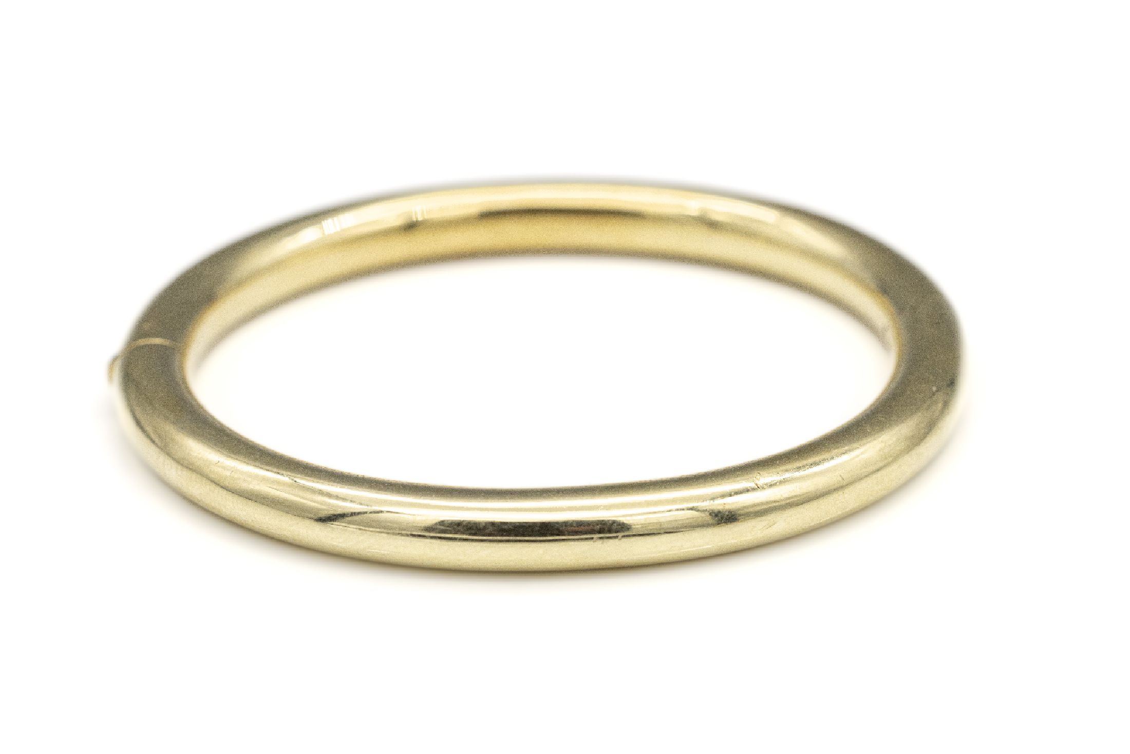 Detail a: 14 kt Gold Armreif, GG 585/000, gefüllt, schlichtes zeitloses Design, Klappscharnier, D. ca. 6 x 5.5 cm, Kastenschloß, Meistermarke ungedeutet, ...