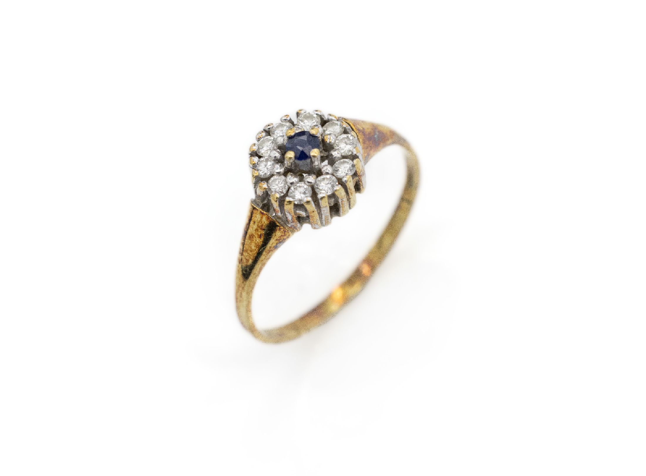 14 kt Gold Saphir-Brillant-Ring, GG/WG 585/000, mittig erhaben gefasster rundfacett. Saphir ca. 0.05 ct, umgeben von 10 Brillanten zus. ca. 0.20 ct ...
