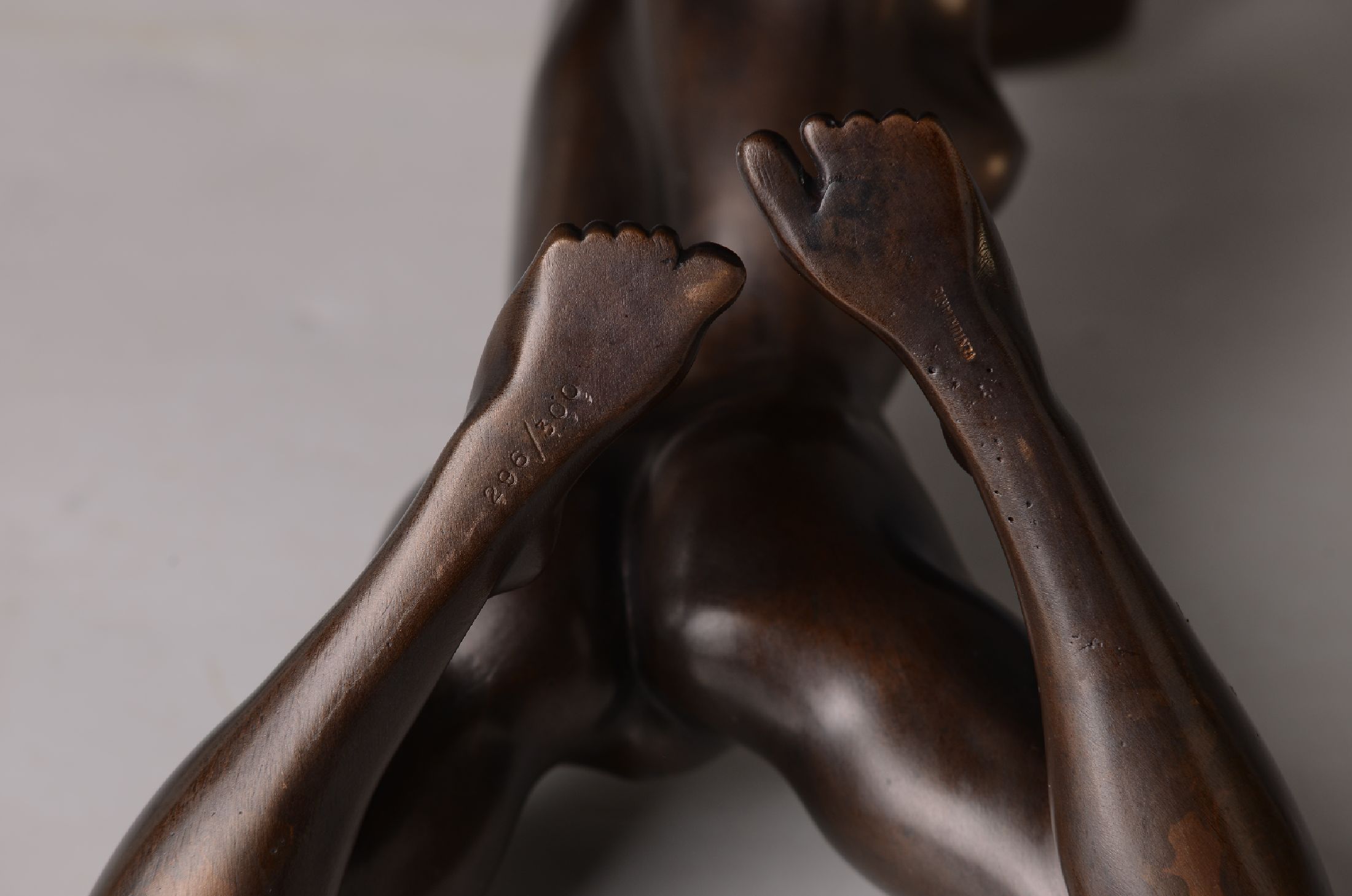 Detail a: Arno Breker, 1900 - 1991, Bronzeskulptur "Grazie", patiniert, 296/300, Gießerstempel Venturi Arte, ca. 26.5 x 27.5 x 13 cm