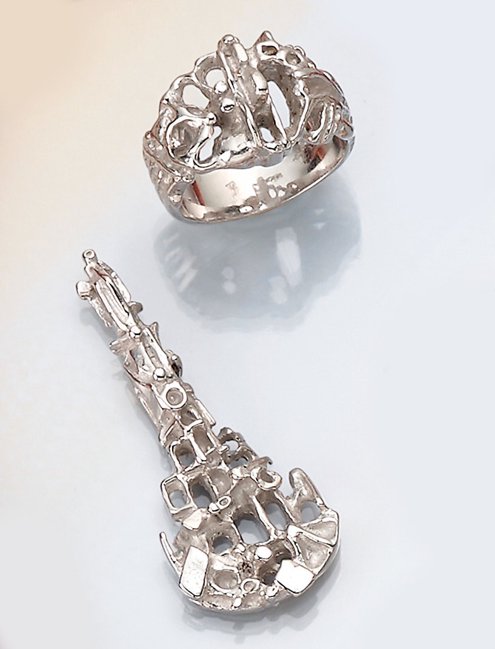 Schmuckset Ring und Anhänger, 925er Silber, Meistermarke JUHLS, Kautokeino/Norwegen, Handarbeit, typ. Design dieser Silberwerkstätte, L. ca. 4.5 ...