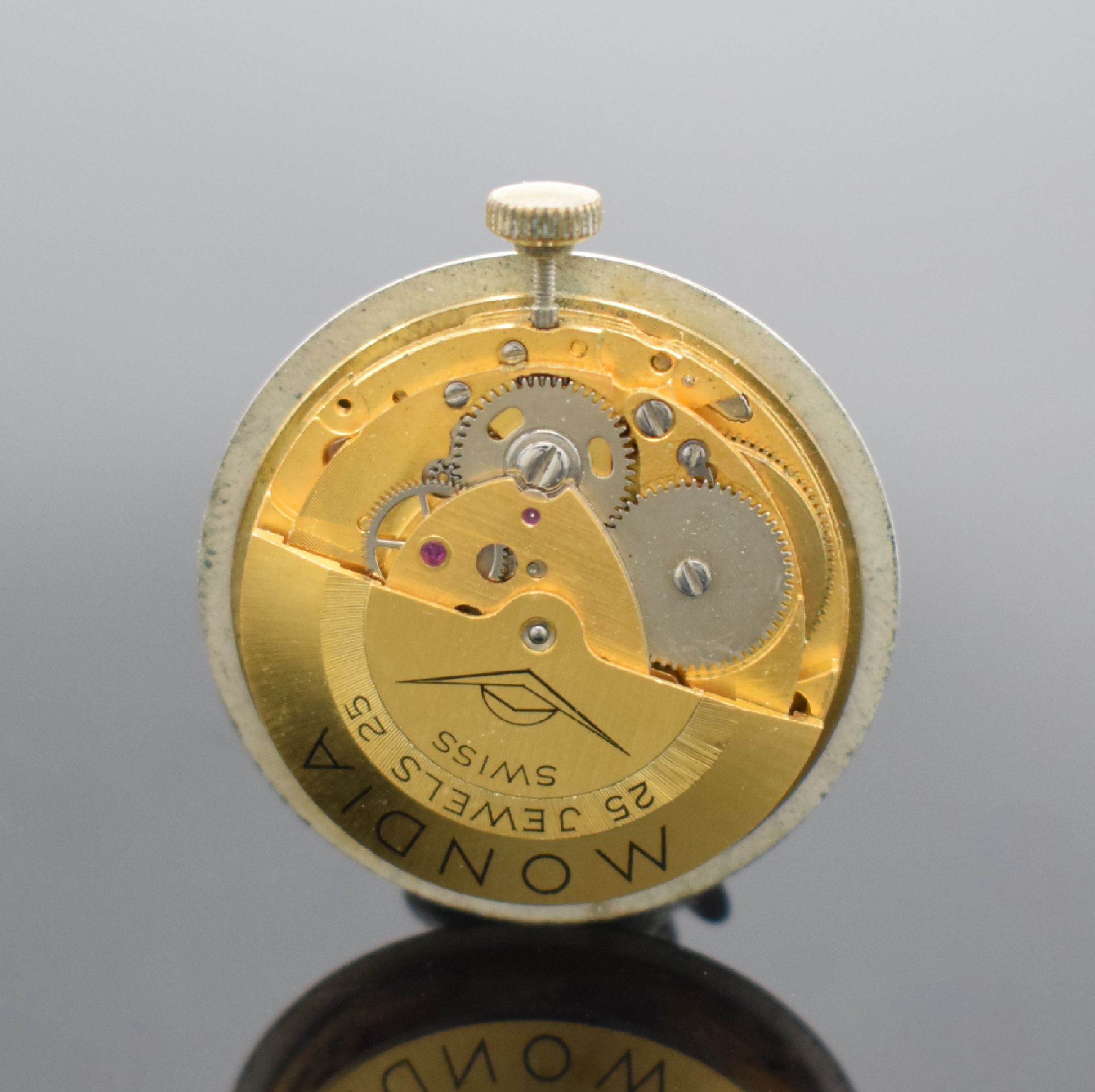 Detail d: MONDIA Herrenarmbanduhr in GG 585/000, Schweiz um 1970, Automatik, Boden aufgedr., silb. Zifferbl. m. aufgel. Std.-Ind., schwarze Zeiger, Datum b. 3, ...