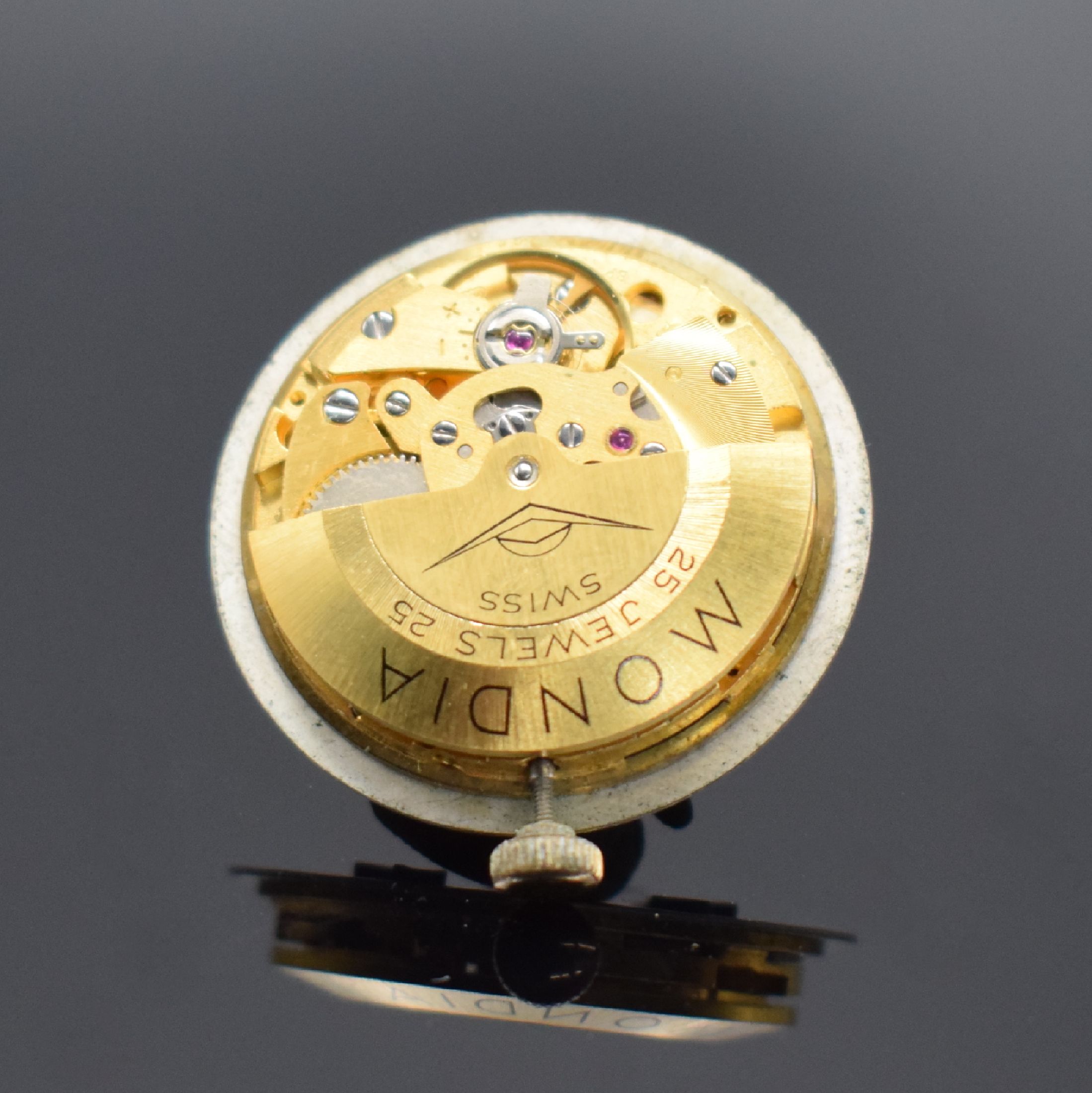Detail e: MONDIA Herrenarmbanduhr in GG 585/000, Schweiz um 1970, Automatik, Boden aufgedr., silb. Zifferbl. m. aufgel. Std.-Ind., schwarze Zeiger, Datum b. 3, ...