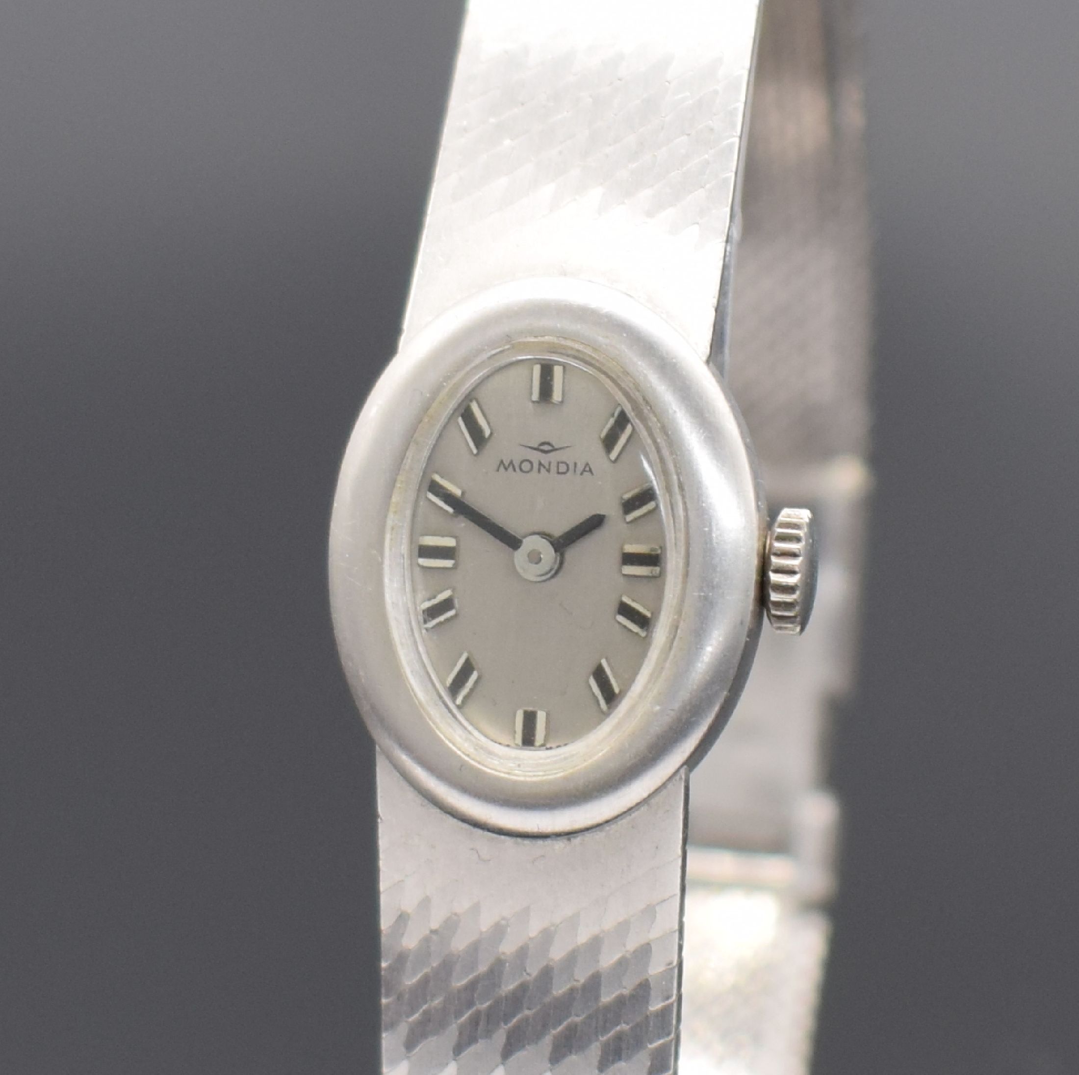Detail a: MONDIA Damenarmbanduhr in WG 585/000, Schweiz um 1970, Handaufzug, Boden aufgedr., silb. Zifferbl. m. aufgel. Std.-Ind., schwarze Zeiger, verg. Werk ...