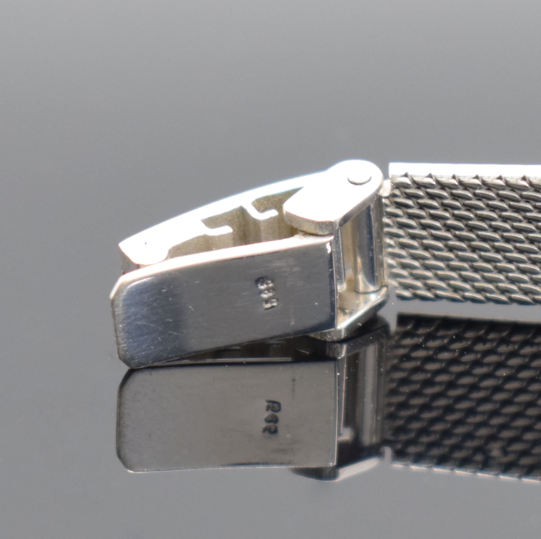 Detail b: MONDIA Damenarmbanduhr in WG 585/000, Schweiz um 1970, Handaufzug, Boden aufgedr., silb. Zifferbl. m. aufgel. Std.-Ind., schwarze Zeiger, verg. Werk ...