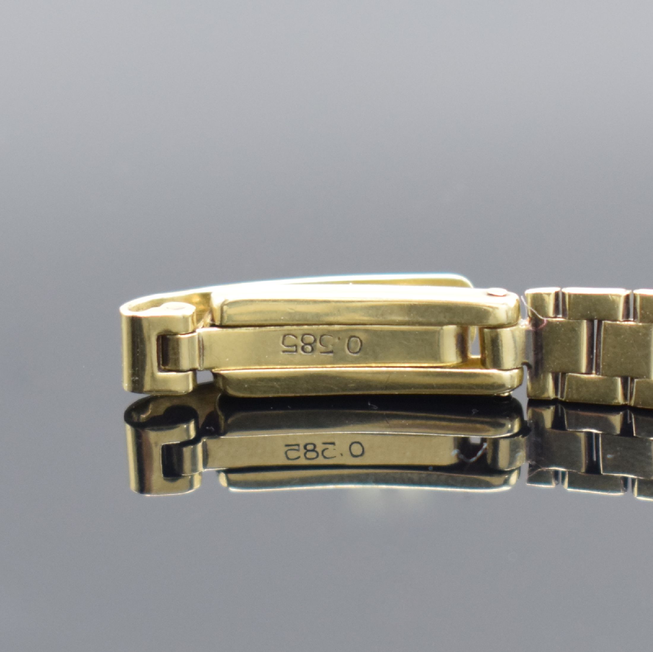 Detail b: DUGENA viereckige Damenarmbanduhr in GG 585/000, Schweiz um 1965, Handaufzug, Boden aufgedr., silb. Zifferbl. l. fl., gold. Std.- Ind. & Zeiger, Kal. ...
