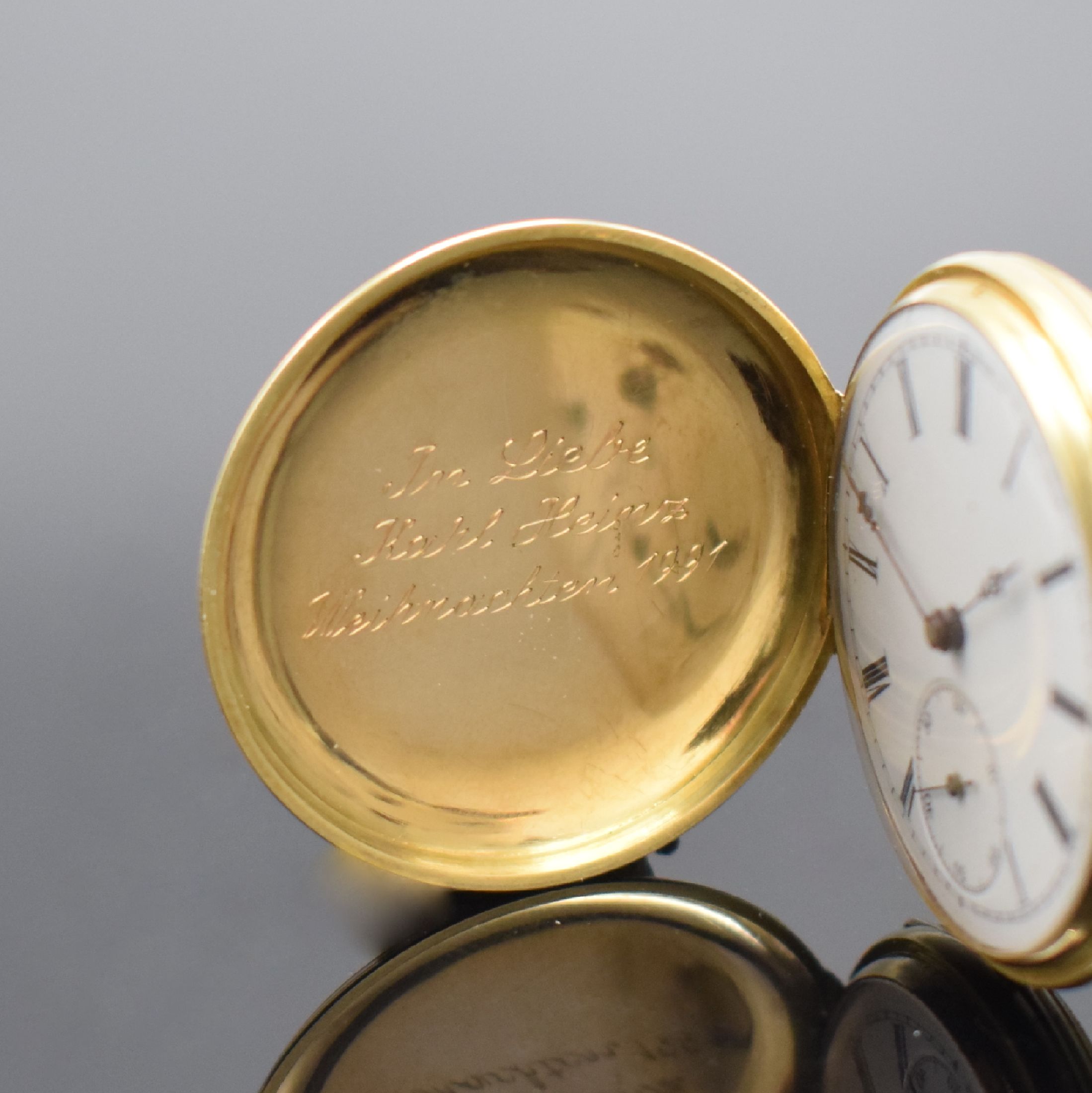 Detail a: Savonette in GG 750/000, Schweiz um 1880, Schlüsselaufzug, 3 Deckel-Goldgeh. dell., Sprungdeckel (innen m. Widmung) & Rückdeckel floral grav. & ...