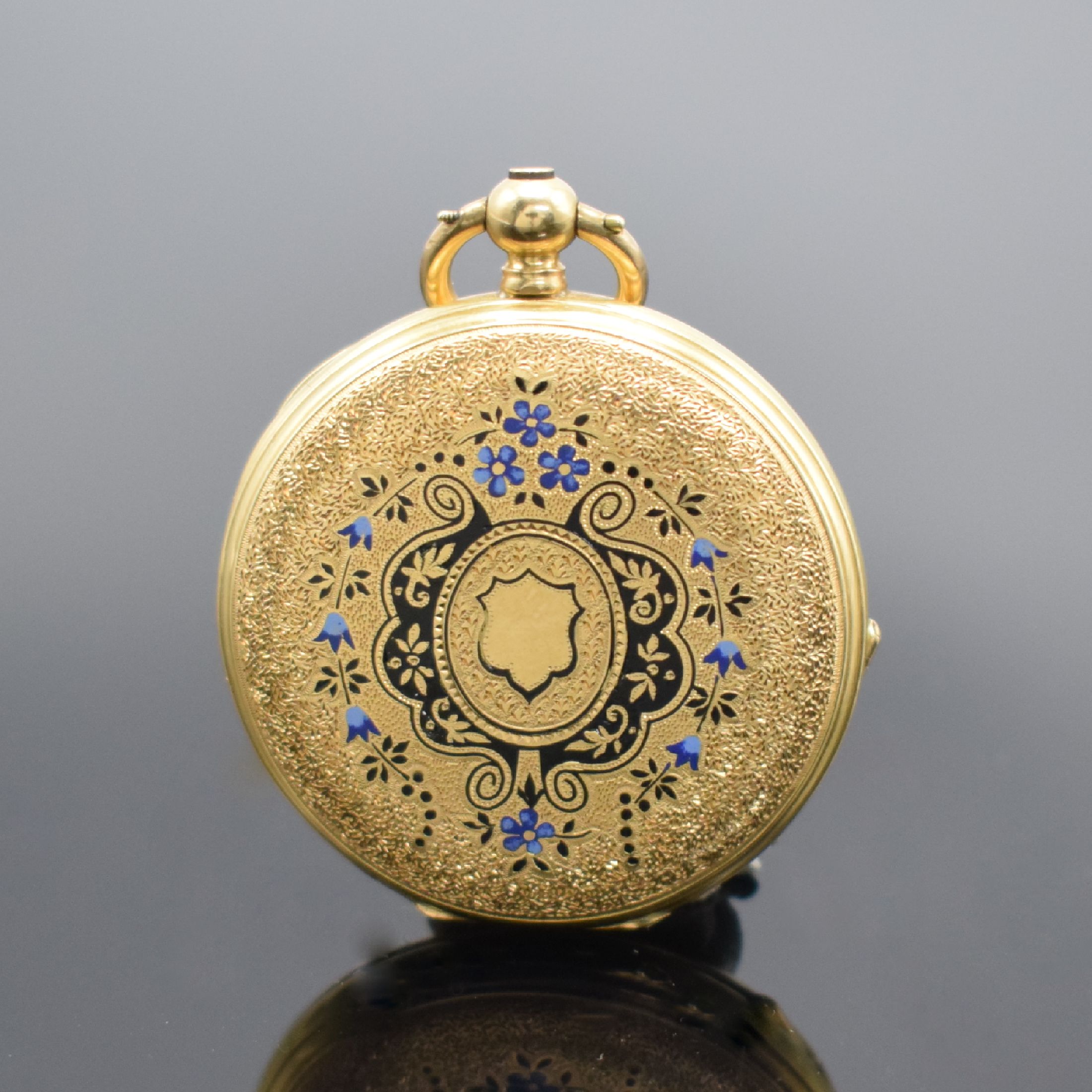 Detail b: Savonette in GG 750/000, Schweiz um 1880, Schlüsselaufzug, 3 Deckel-Goldgeh. dell., Sprungdeckel (innen m. Widmung) & Rückdeckel floral grav. & ...