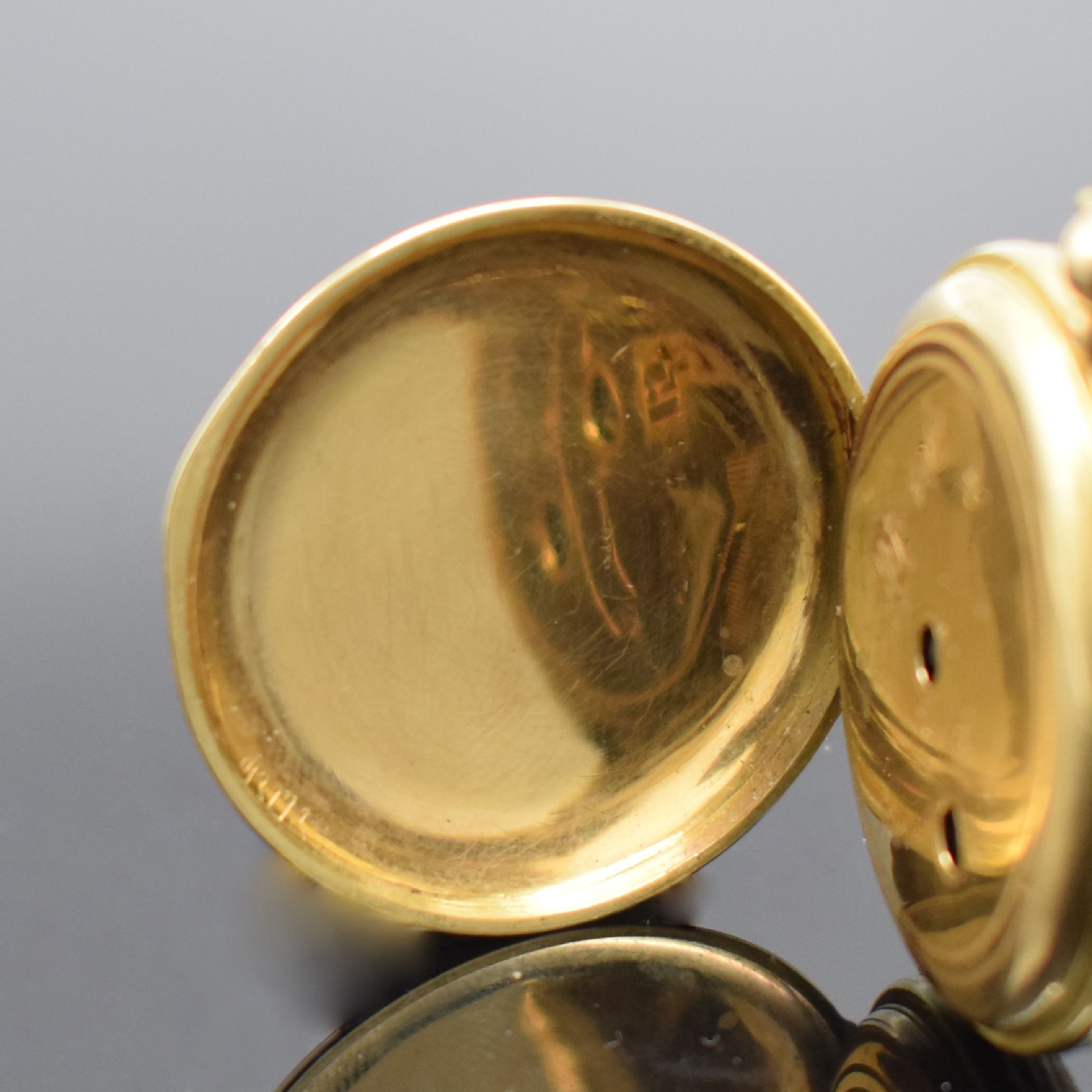 Detail d: Savonette in GG 750/000, Schweiz um 1880, Schlüsselaufzug, 3 Deckel-Goldgeh. dell., Sprungdeckel (innen m. Widmung) & Rückdeckel floral grav. & ...