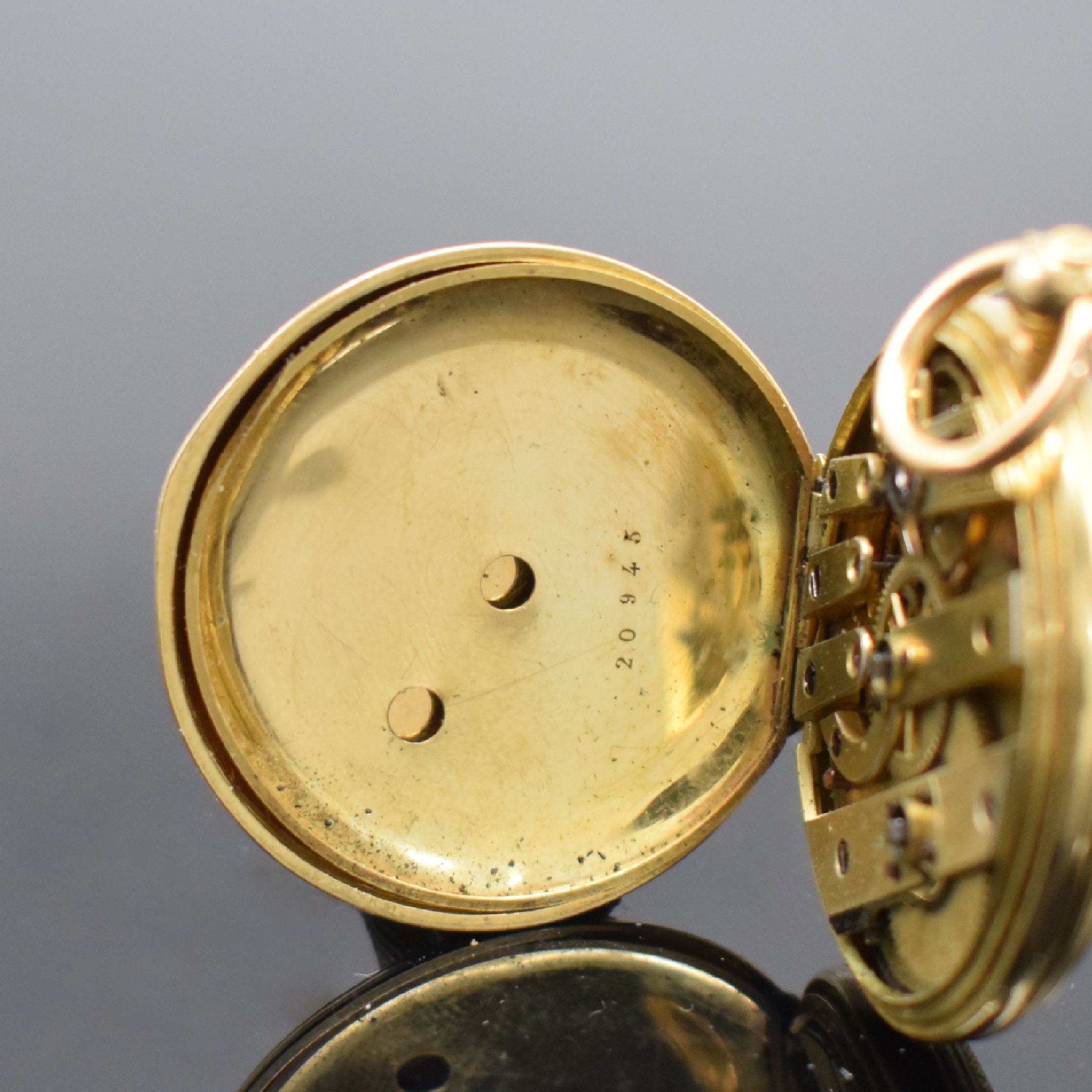 Detail f: Savonette in GG 750/000, Schweiz um 1880, Schlüsselaufzug, 3 Deckel-Goldgeh. dell., Sprungdeckel (innen m. Widmung) & Rückdeckel floral grav. & ...