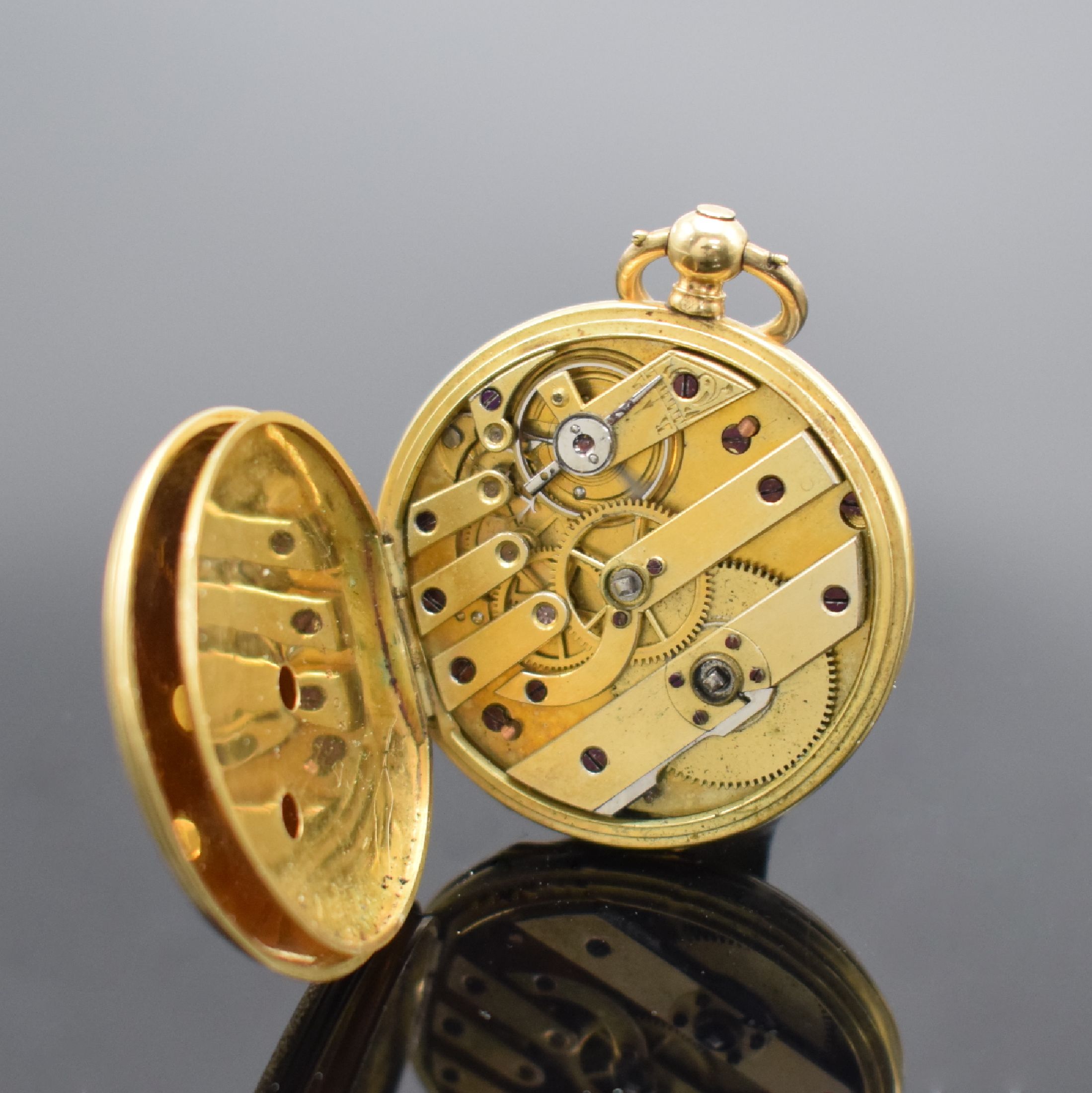 Detail g: Savonette in GG 750/000, Schweiz um 1880, Schlüsselaufzug, 3 Deckel-Goldgeh. dell., Sprungdeckel (innen m. Widmung) & Rückdeckel floral grav. & ...