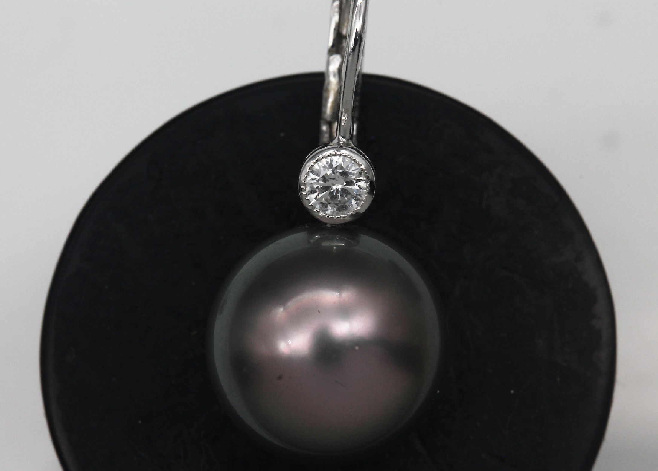 Detail a: Paar 18 kt Gold Perl-Brillant-Ohrgehänge, WG 750/000, 2 Tahitizuchtperlen D. ca. 12.4 mm, guter Lüster, 2 Brillanten zus. ca. 0.25 ct Weiß/vs, ...