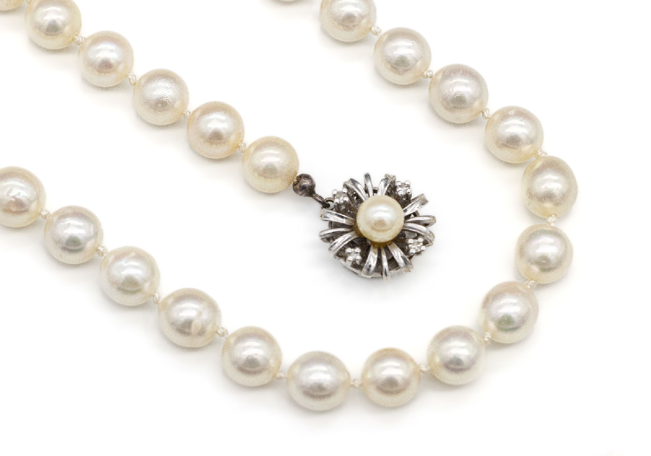 Collier aus Zuchtperlen, Schließe WG 585/000, Zuchtperle und 4 kl. 8/8- Diamanten, 77 Zuchtperlen D. ca. 7.5 - 7.7 mm, nat. Merkmale, einige l. ...