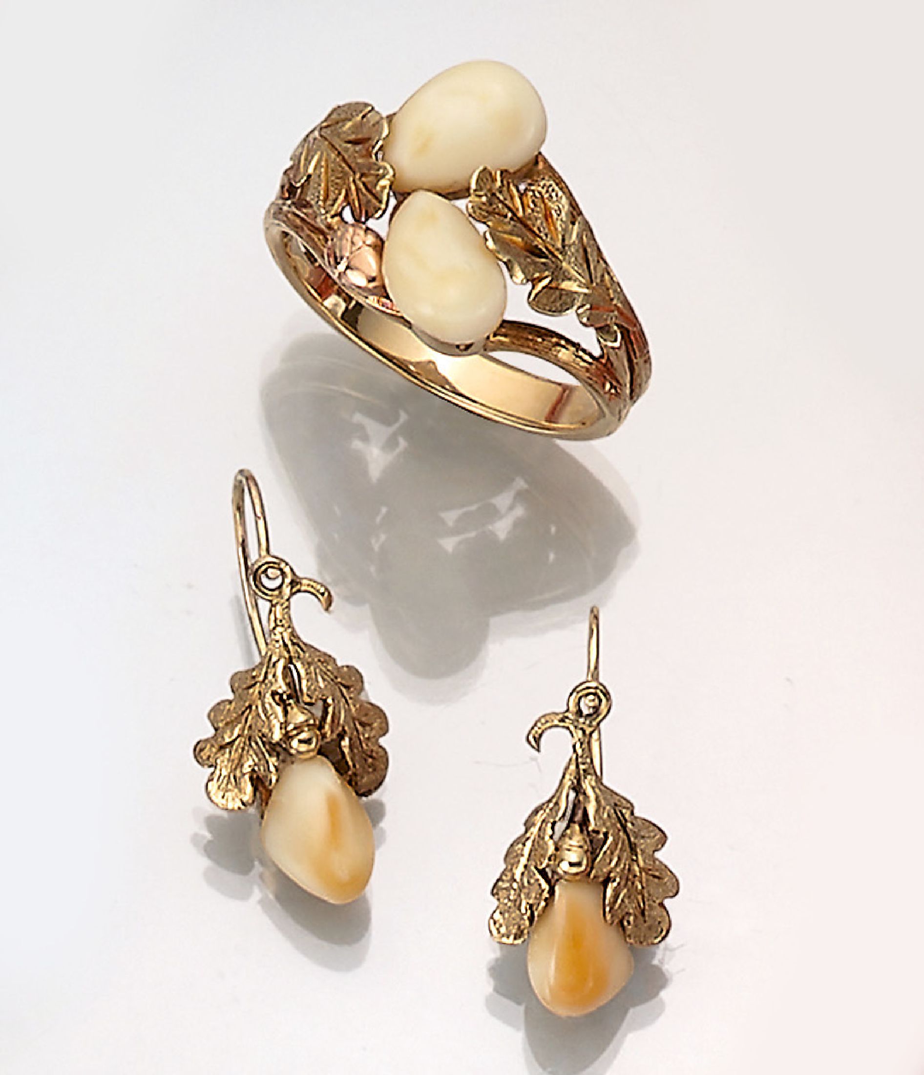 14 kt Gold Grandel-Schmuckset, GG 585/000, Ring und Paar Ohrgehänge, Eichenlaubdekor, total ca. 9.0 g, RW 60