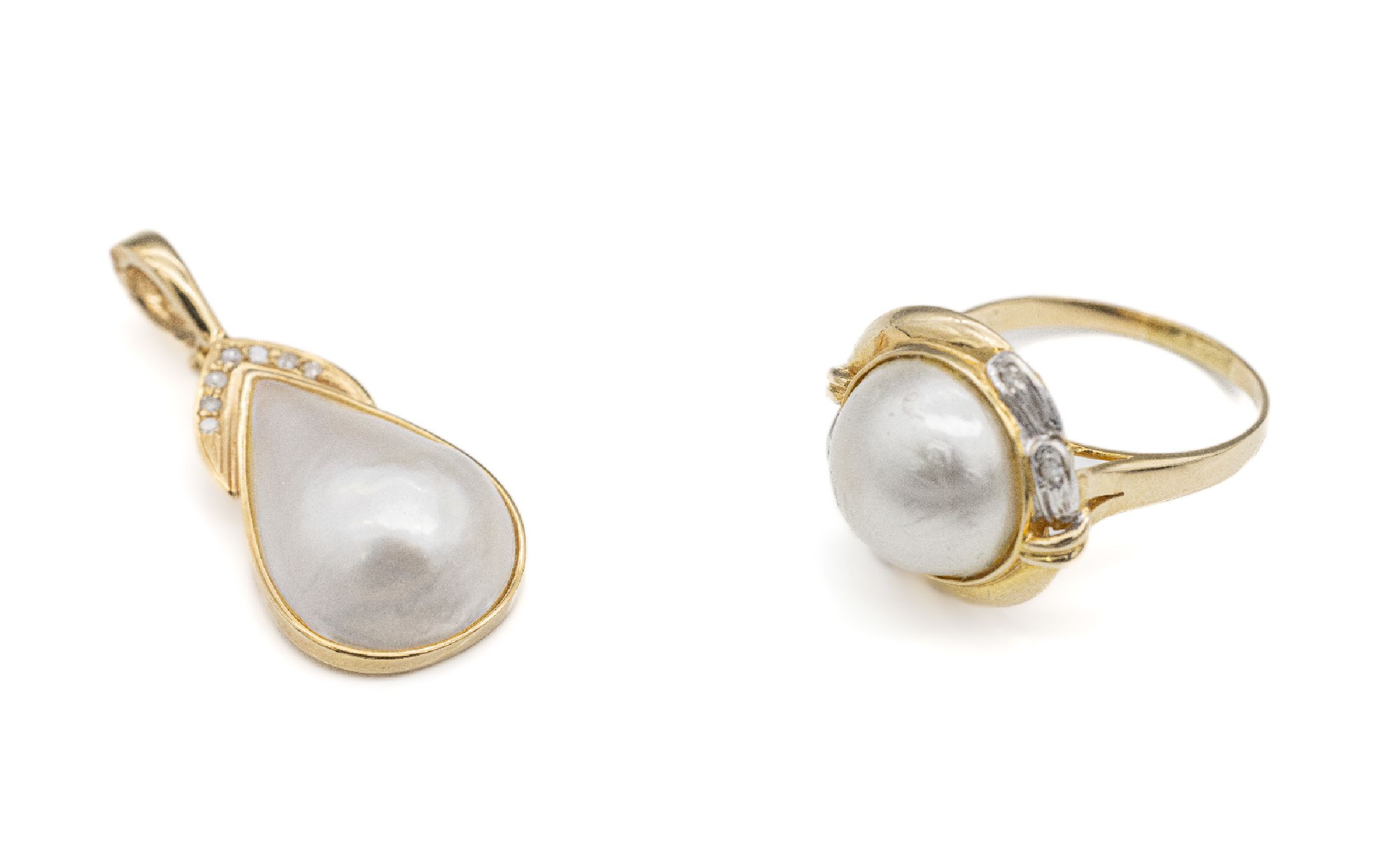 14 kt Gold Mabeperlen-Schmuckset, GG 585/000, best. aus: Ring und Clipanhänger, 2 Mabeperlen, kl. Diamantbesatz, total ca. 9.8 g, RW 61