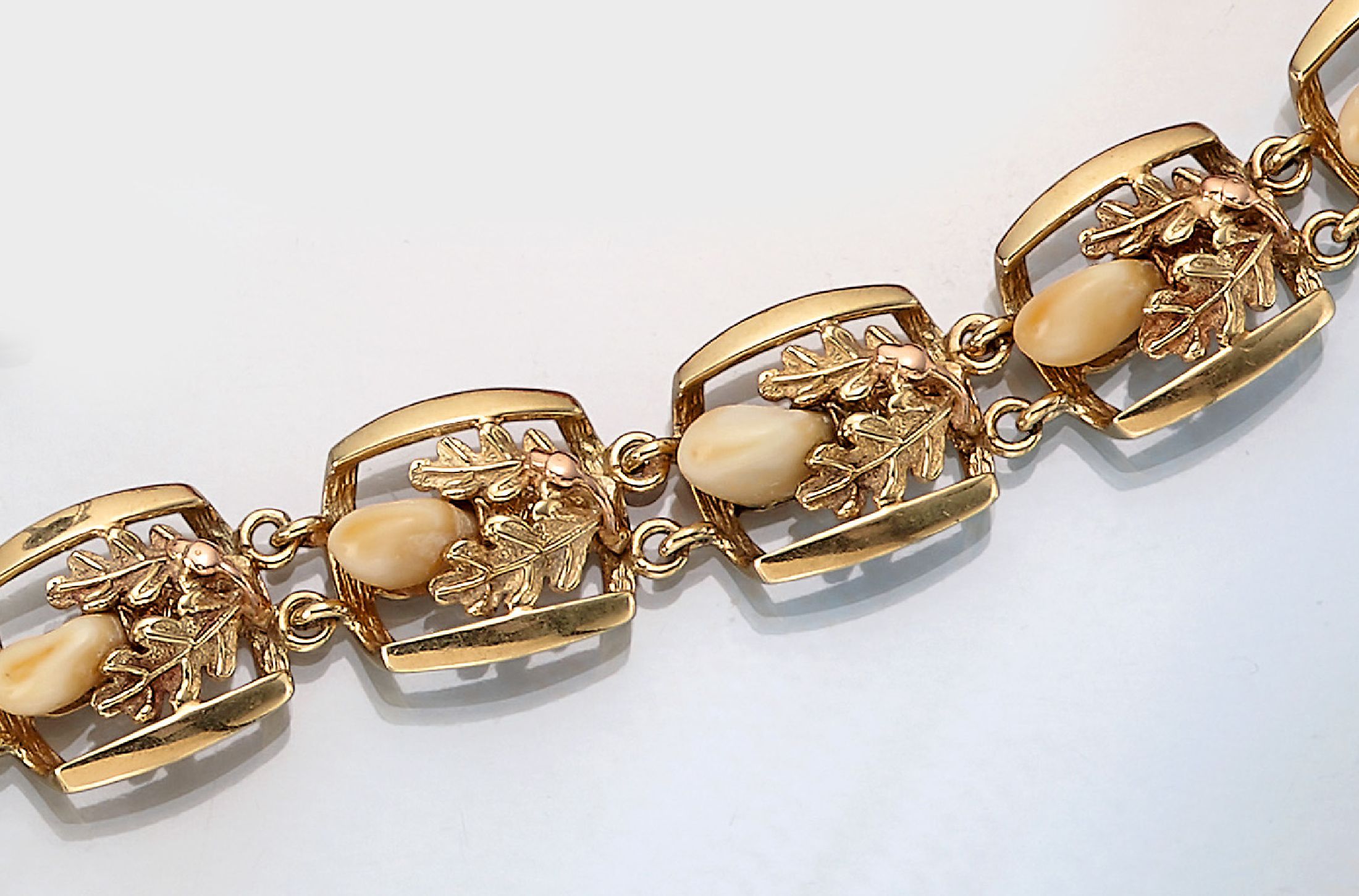 14 kt Gold Grandel-Armband, deutsch um 1970/80, Jahre, GG 585/000, Eichenlaub- dekor, 8 Grandeln, Meistermarke unged., Schließe mit Inschrift: ...