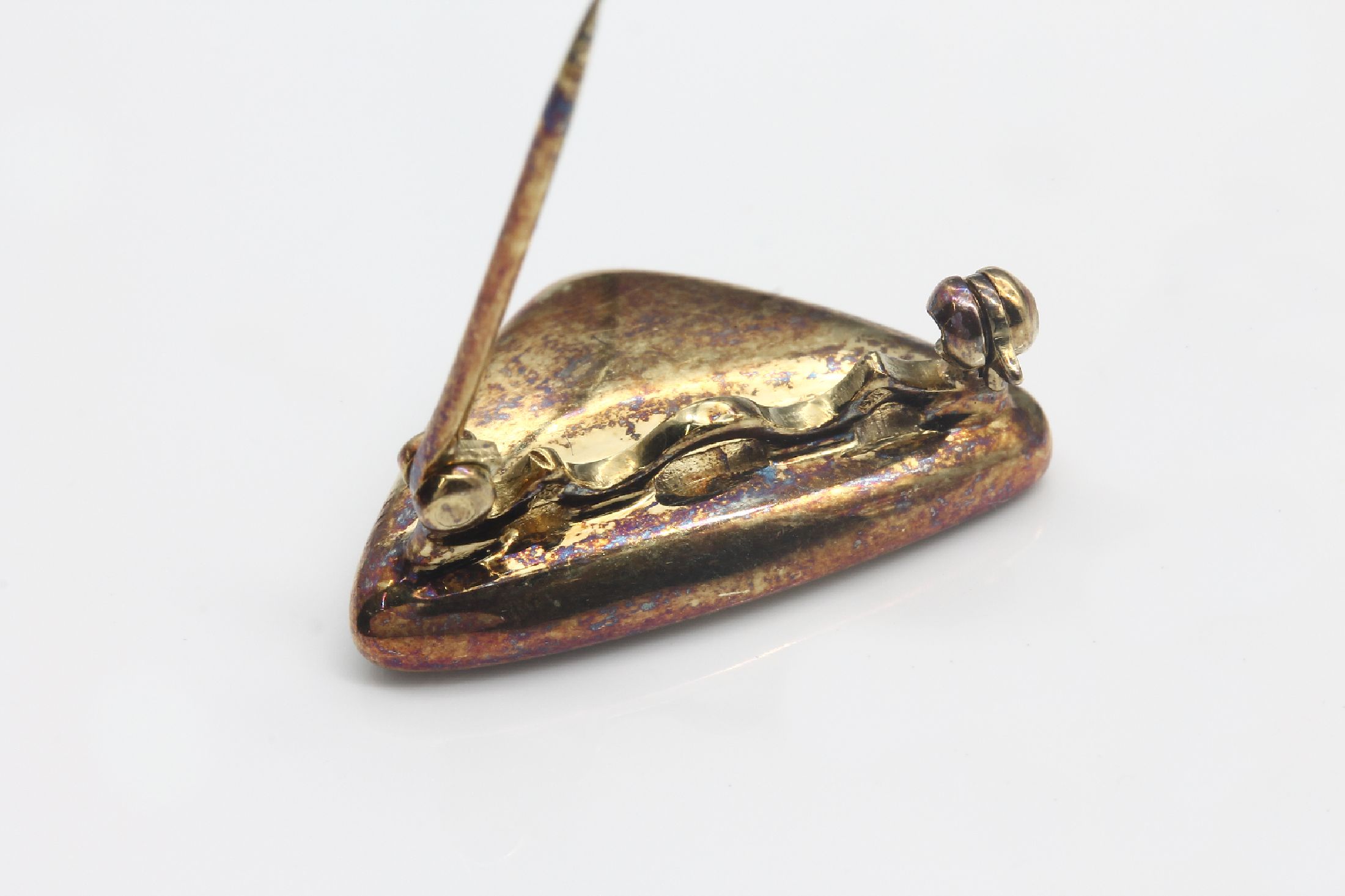 Detail c: 14 kt Gold Brillant-Brosche/Kettenverkürzer, GG/WG 585/000, Meistermarke J. KÖHLE, Pforzheim, kl. Brillant, total ca. 5.0 g, B. ca. 2.5 cm