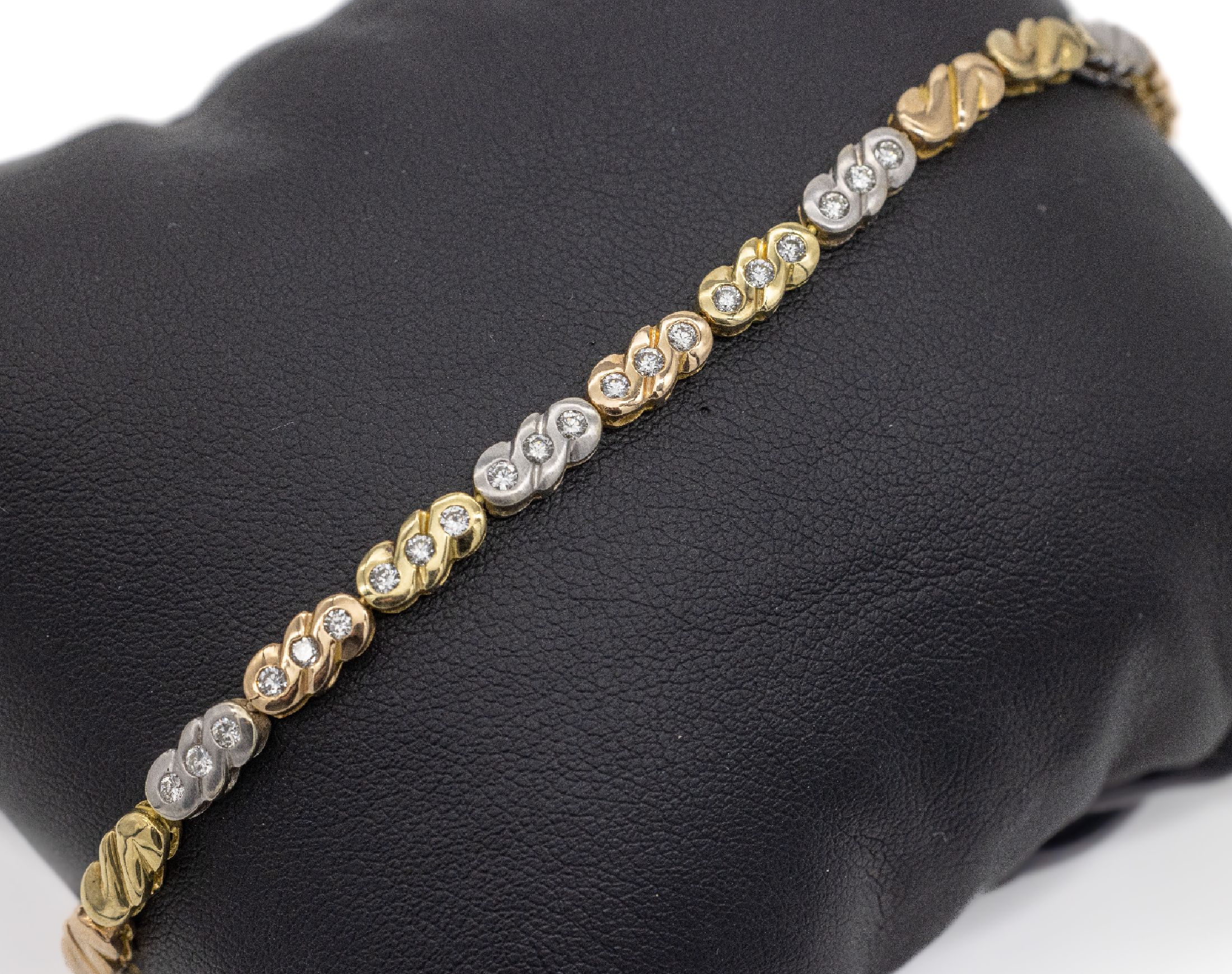 18 kt Gold Brillant-Armband, GG/WG/RG 750/000, WG seidenmattiert, 7 Glieder mit 21 Brillanten zus. ca. 0.48 ct feines Weiß/si, ca. 17.3 g, L. ca. ...
