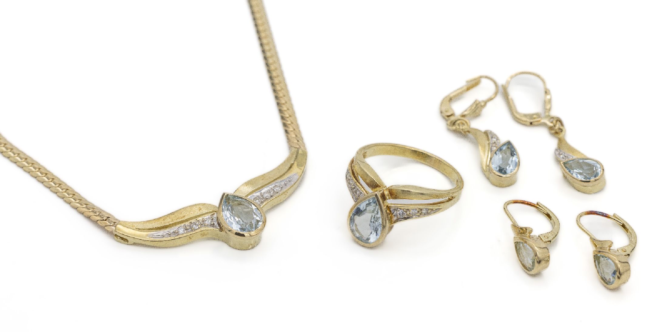 14 kt Gold Aquamarin-Brillant-Schmuckset, GG/WG 585/000, best. aus: Collier, Ring und 2 Paar Ohrgehänge, 6 Aquamarin-Tropfen zus. ca. 8.40 ct, 16 ...